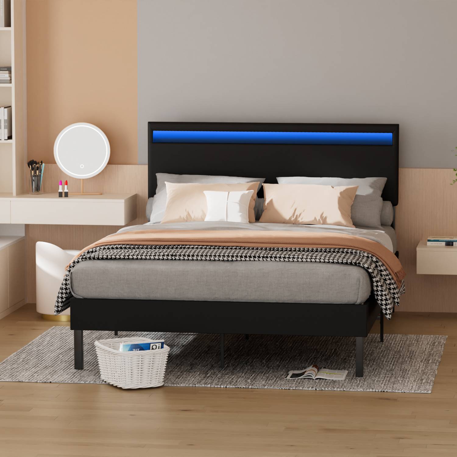Modernes Schlafzimmer mit einem schwarzen Bett, neutraler Bettwäsche, Nachttischregalen, rundem Spiegel und gewebtem Korb auf einem Teppich.