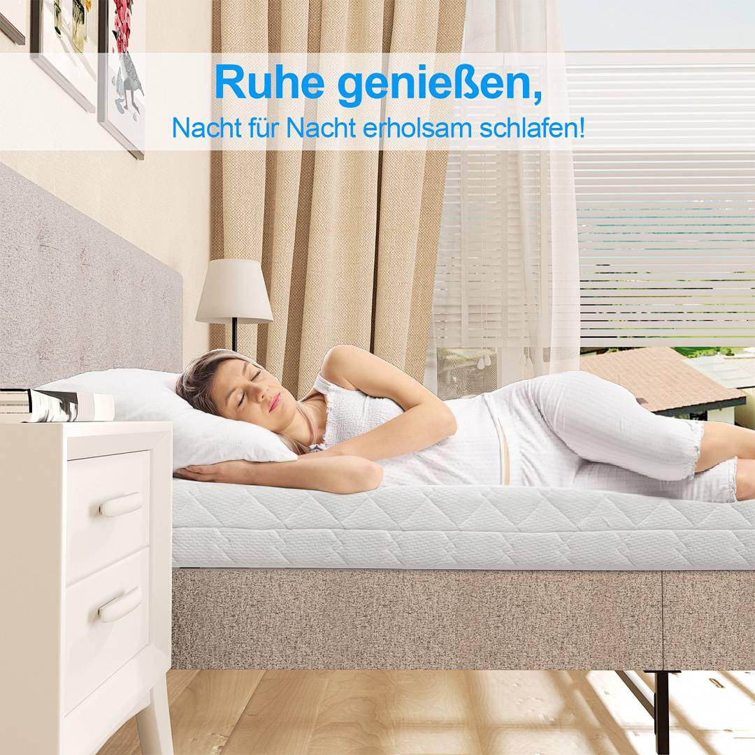 Frau schläft auf einem Bett in einem hellen Schlafzimmer. Der deutsche Text sagt „Ruhe genießen, Nacht für Nacht erholsam schlafen!" und wirbt für erholsamen Schlaf.
