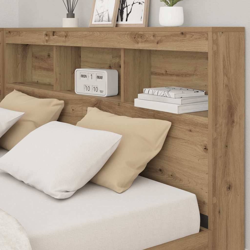 Holzbett mit integriertem Kopfteilregal. Zwei Kissen ruhen auf dem Bett; gerahmte Bilder und Dekoartikel auf dem Regal. Elegantes, modernes Schlafzimmer.