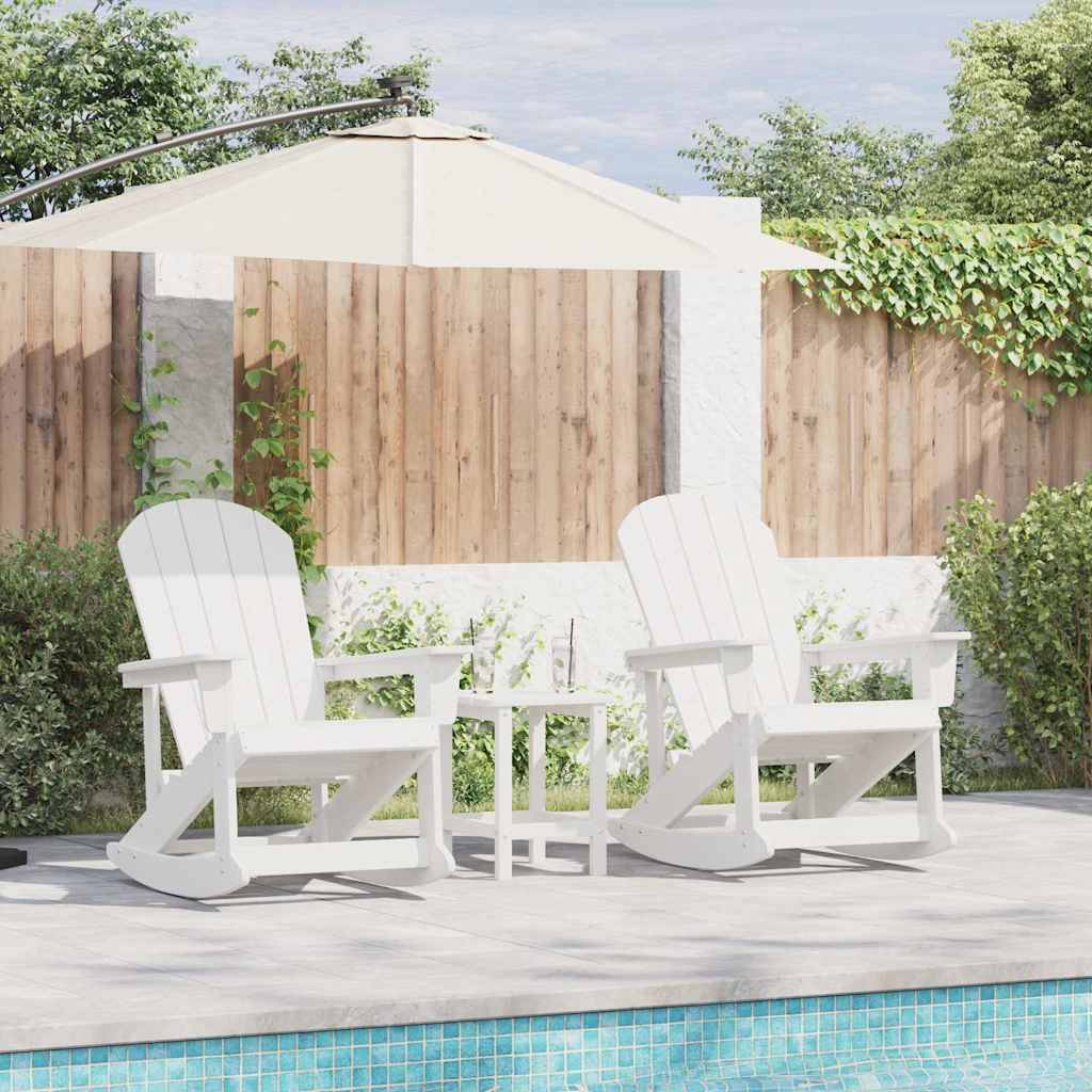 Zwei weiße Adirondack-Stühle mit einem kleinen runden Tisch dazwischen stehen auf einer Terrasse neben einem Pool. Ein Holz-Sichtschutzzaun und Pflanzen befinden sich im Hintergrund.