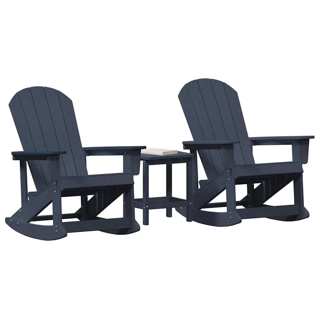 Zwei dunkelblau lackierte Adirondack-Schaukelstühle mit einem passenden quadratischen Beistelltisch, für den Außenbereich konzipiert, auf einer ebenen Fläche arrangiert.