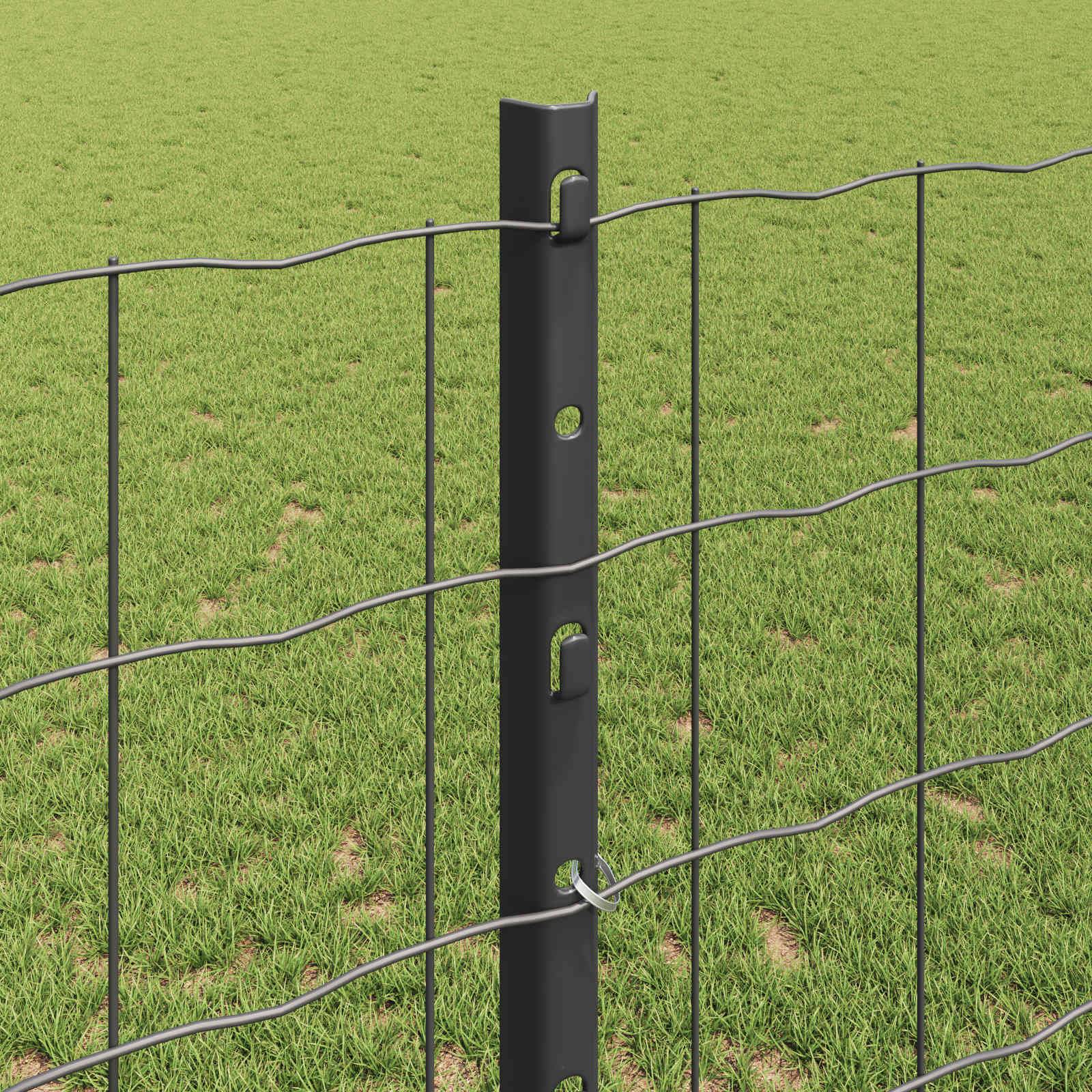 Ein Zaunpfosten aus Metall mit horizontalen Drähten steht in einem offenen, grasigen Feld und betont die Struktur und die umgebende Grünfläche.
