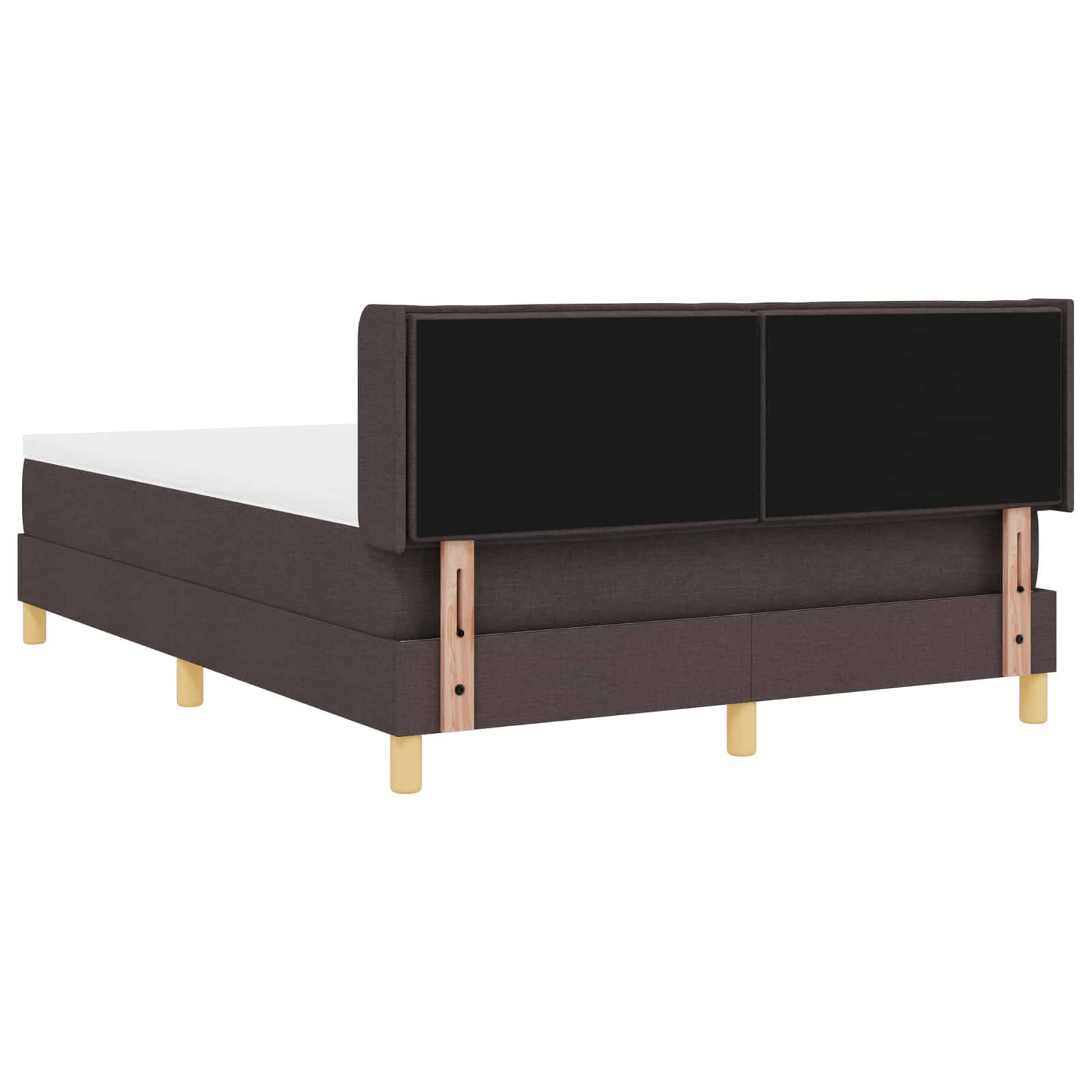 Ein modernes Bett mit dunklem Stoffrahmen, hellen Holzbeinen und einem hohen rechteckigen Kopfteil, von der Seite gezeigt.
