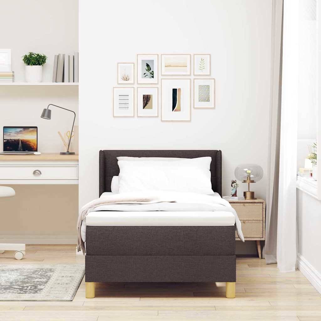 Modernes Schlafzimmer mit einem Bett, Nachttisch und Schreibtisch. Neutrale Töne mit minimalistischer Dekoration und gerahmten Kunstwerken an den Wänden; natürliches Licht vom Fenster.