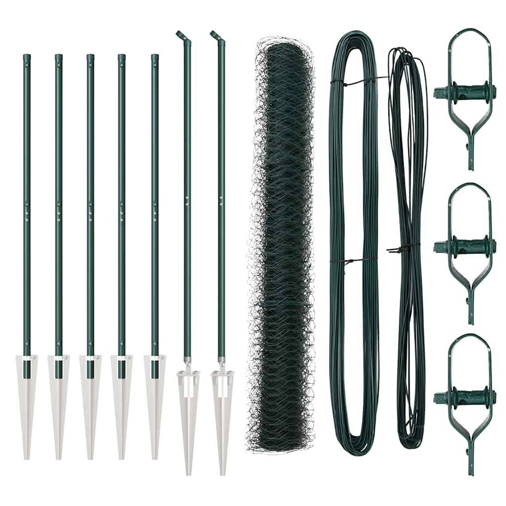 Gartenzaun-Set mit sieben Metallpfosten, einer Rolle Drahtgeflecht, aufgerolltem Draht und drei Spannwerkzeugen auf weißem Hintergrund.