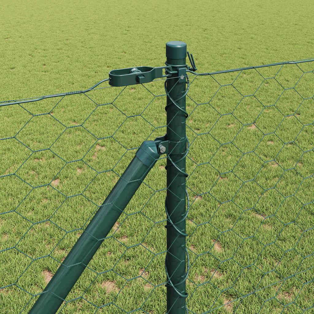 Grüner Metallzaunpfosten mit sechseckigem Drahtgeflecht in einem Grasfeld, mit diagonal verlaufendem Stützbalken und oberer Befestigungshardware.