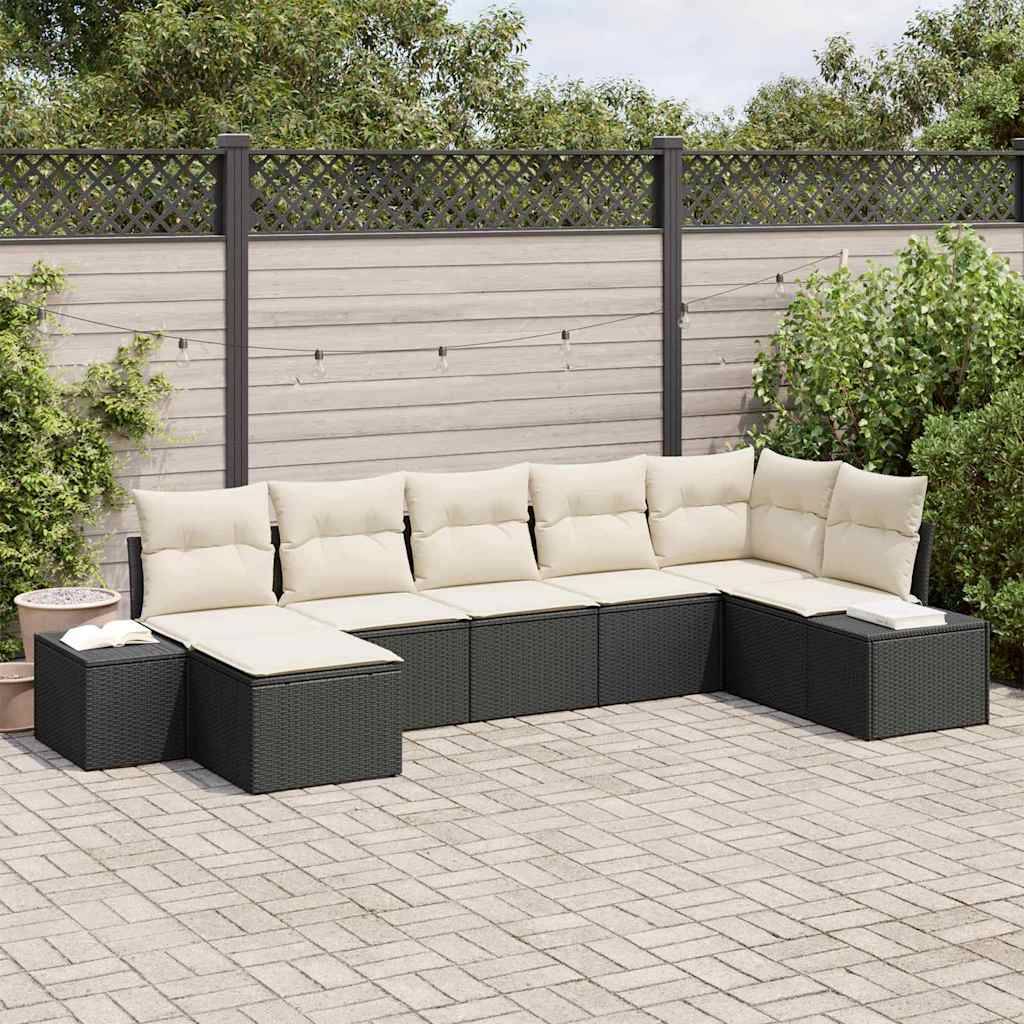 Außenterrasse mit einem Rattansofa in Sektionsform und beigen Kissen auf einem Ziegelboden, umgeben von Grünpflanzen und einem Holzzaun.