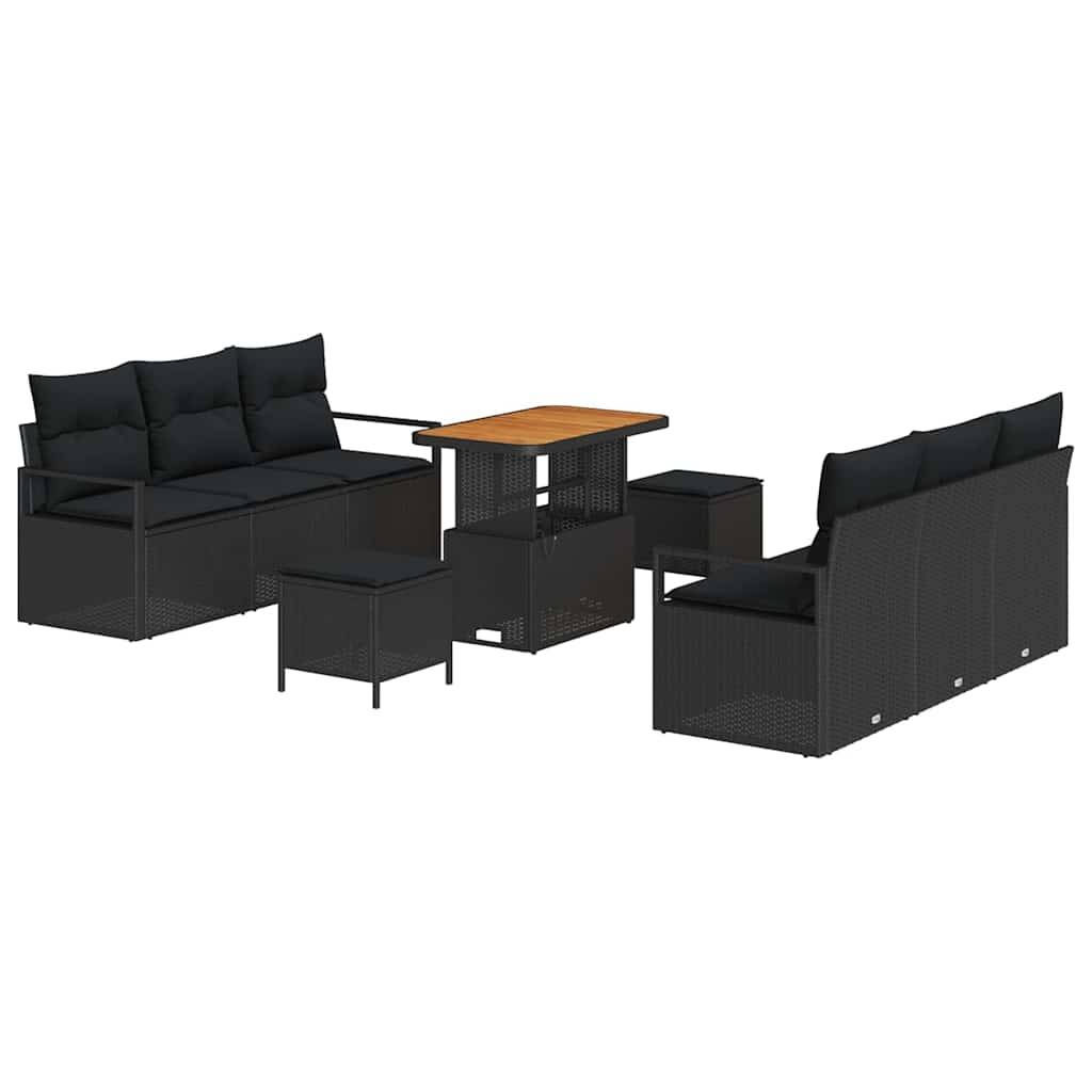 Outdoor-Gartenmöbel-Set bestehend aus einer Couch, zwei Einzelstühlen, zwei kleinen Tischen und einem rechteckigen Couchtisch, alle mit dunklen Kissen.