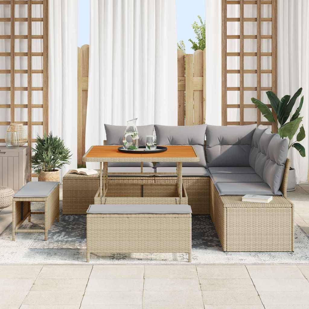 Outdoor-Terrassenset mit grauen Kissen und Rattanmöbeln, einschließlich einer Ecksofagarnitur, eines Tisches, einer Bank und Pflanzen vor weißen Vorhängen.