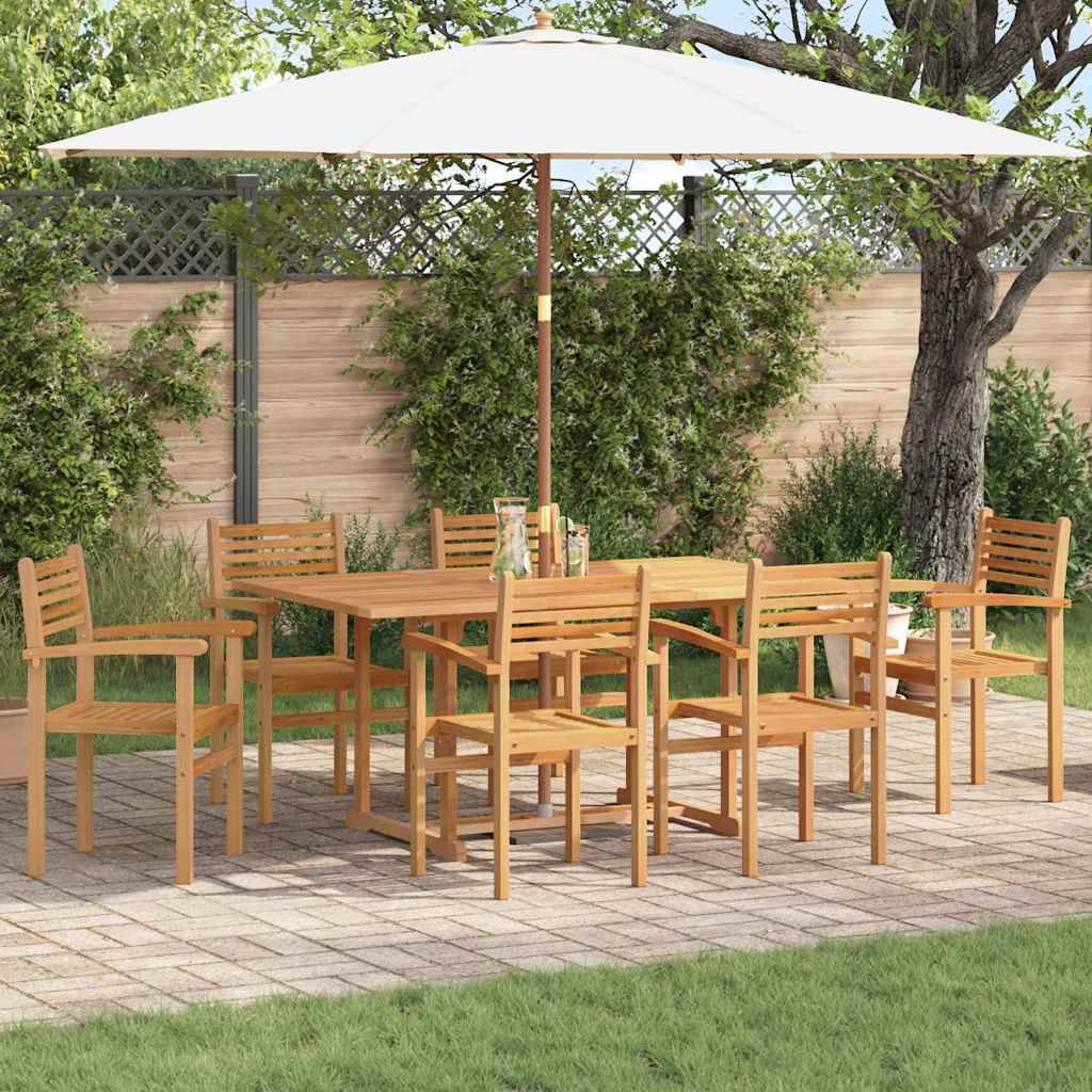 Eine Sitzgruppe aus Holz unter einem großen weißen Sonnenschirm auf einer Terrasse, umgeben von Grünpflanzen und einem Holzzaun in einem sonnigen Garten.