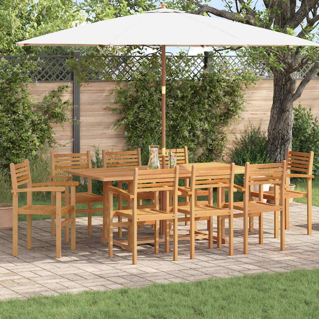 Ein Gartenmöbel-Set aus Holz mit sechs Stühlen und einem großen Sonnenschirm auf einer Steinterrasse, umgeben von üppiger Vegetation.