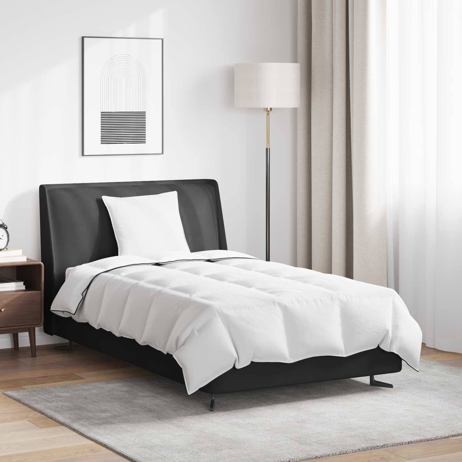 Ein minimalistisches Schlafzimmer mit einem schwarzen Bettrahmen, weißer Bettwäsche, einer Stehlampe und einem gerahmten abstrakten Kunstwerk an der Wand.