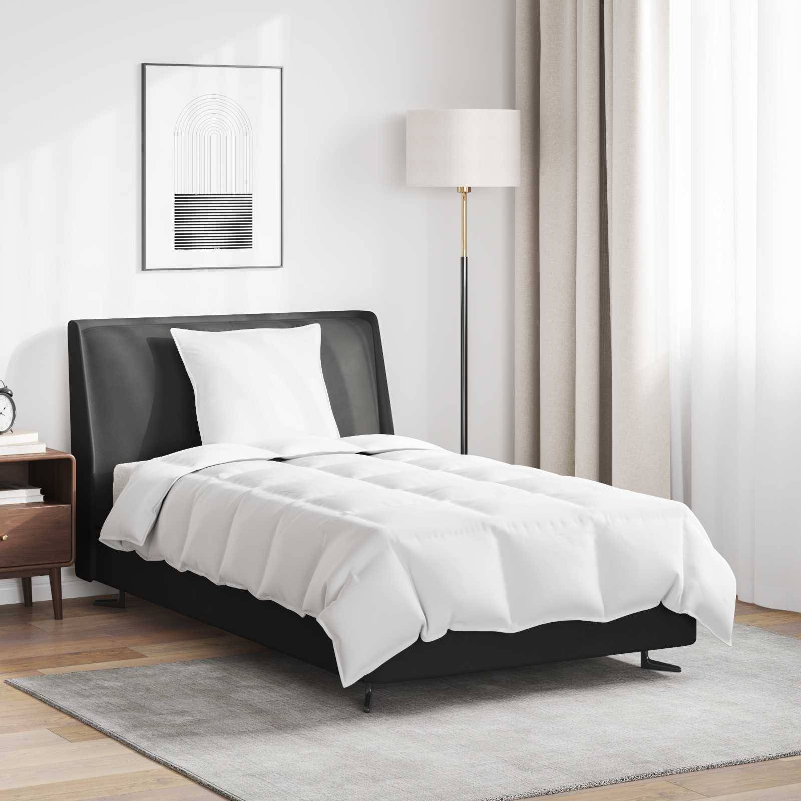 Minimalistisches Schlafzimmer mit einem ordentlich bezogenen Bett mit weißer Bettwäsche, einem Nachttisch im Mid-Century-Modern-Stil, einem abstrakten gerahmten Kunstwerk und einer Stehlampe.