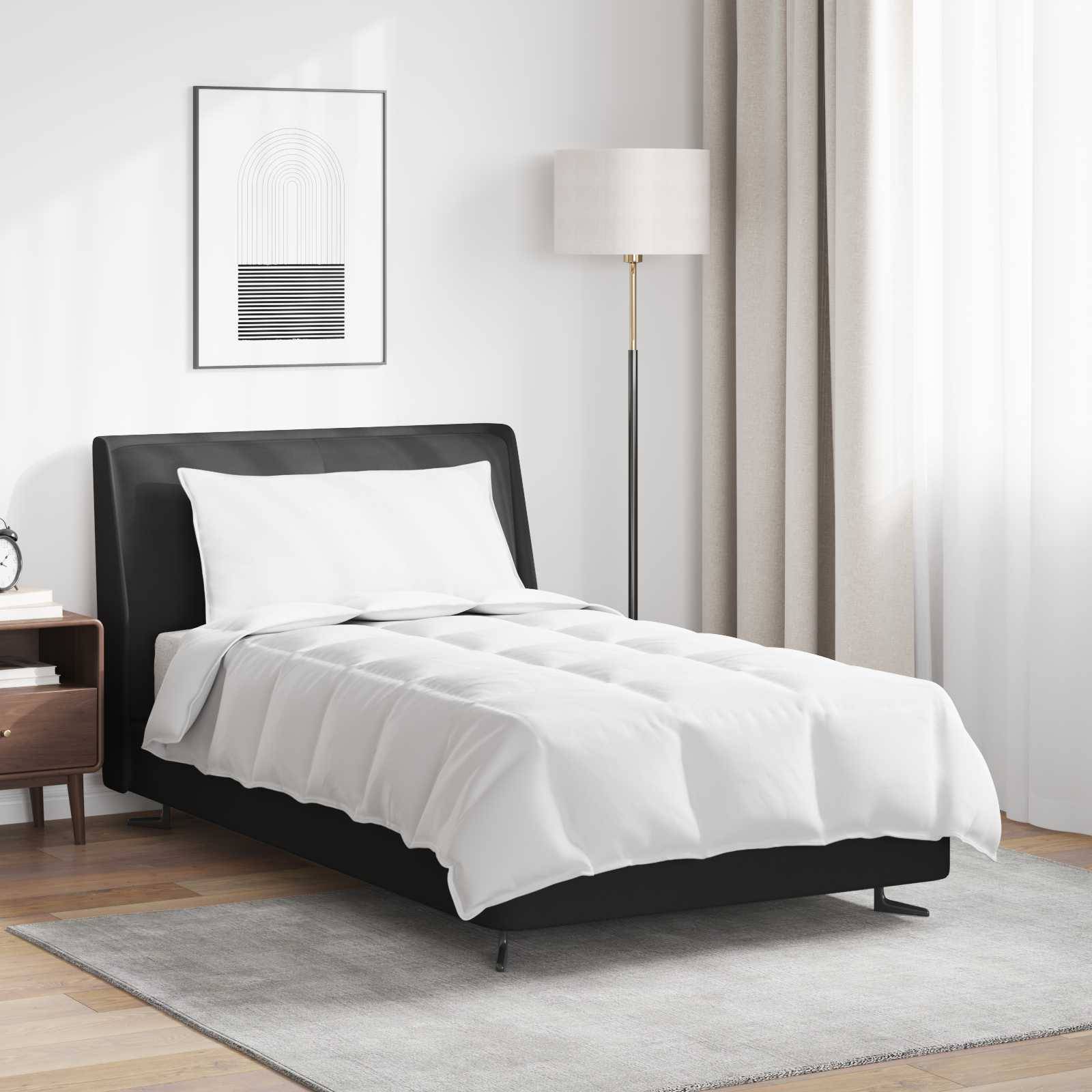 Ein modernes Schlafzimmer mit einem ordentlich gemachten Bett, weißer Bettwäsche, einem Holznachttisch, einer hohen Stehlampe, abstrakten Kunstwerken an der Wand und leichten Vorhängen.