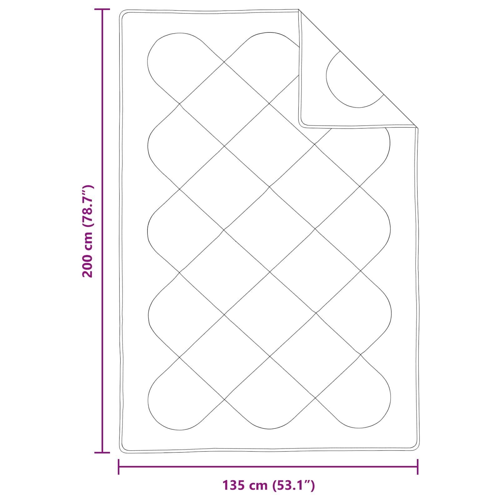 Diagramm, das die Abmessungen einer rechteckigen Decke mit 200 cm x 135 cm zeigt, wobei eine umgeschlagene Ecke das Steppmuster offenbart.