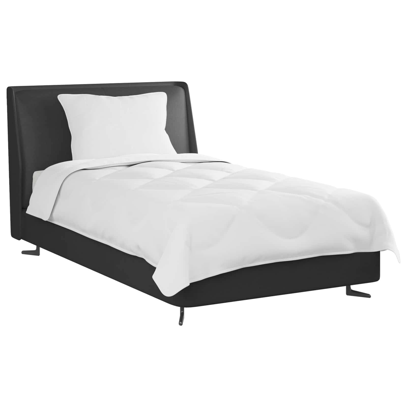 Ein ordentlich gemachtes schwarz-weißes Bett mit einem weißen Kissen und einer Bettdecke, ausgestattet mit einem stabilen schwarzen Kopfteil, auf einem schlichten Hintergrund.