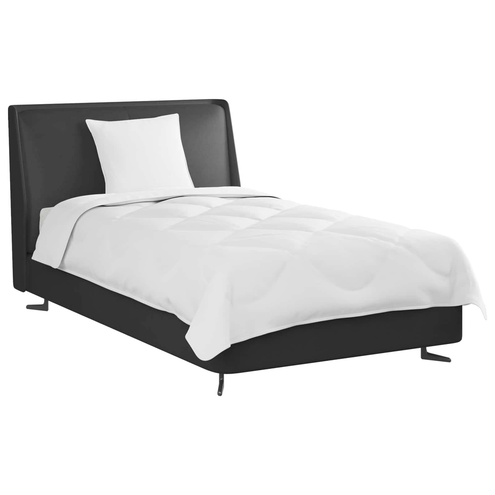 Ein schwarzes gepolstertes Bett mit hohem Kopfteil, bezogen mit weißer Bettwäsche, einschließlich eines Kissens und einer gesteppten Bettdecke.