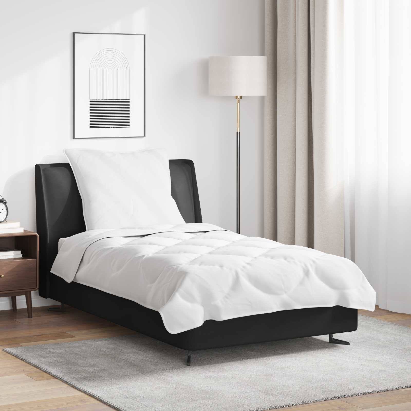 Ein ordentlich gemachtes Bett mit weißer Bettwäsche in einem modernen Schlafzimmer, das ein schwarzes Kopfteil, Wandkunst, eine Stehlampe und Vorhänge aufweist.