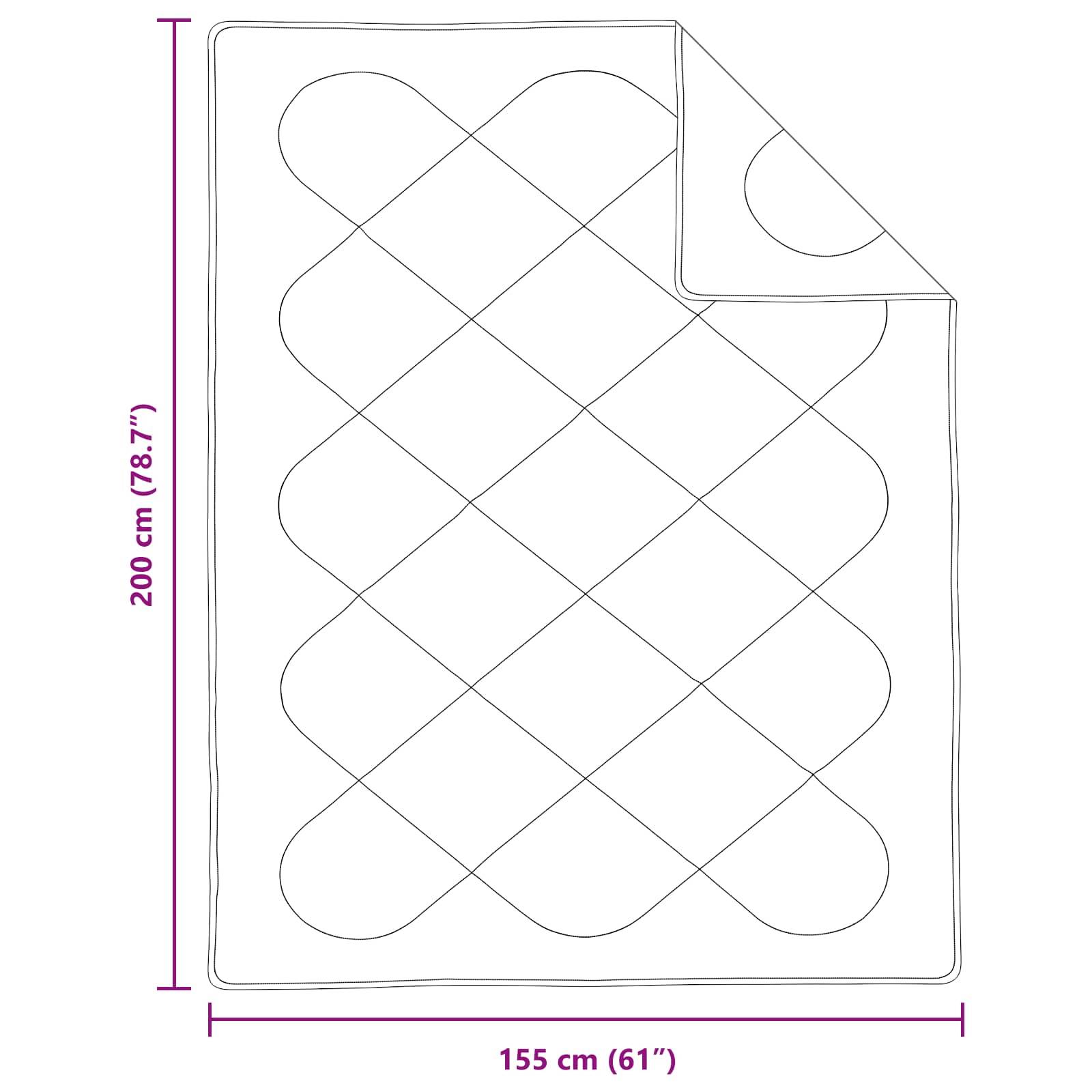 Eine Darstellung einer Steppdecke mit den Maßen 200 cm x 155 cm (78,7 Zoll x 61 Zoll), die ein geometrisches Muster mit geschwungenen Linien aufweist.