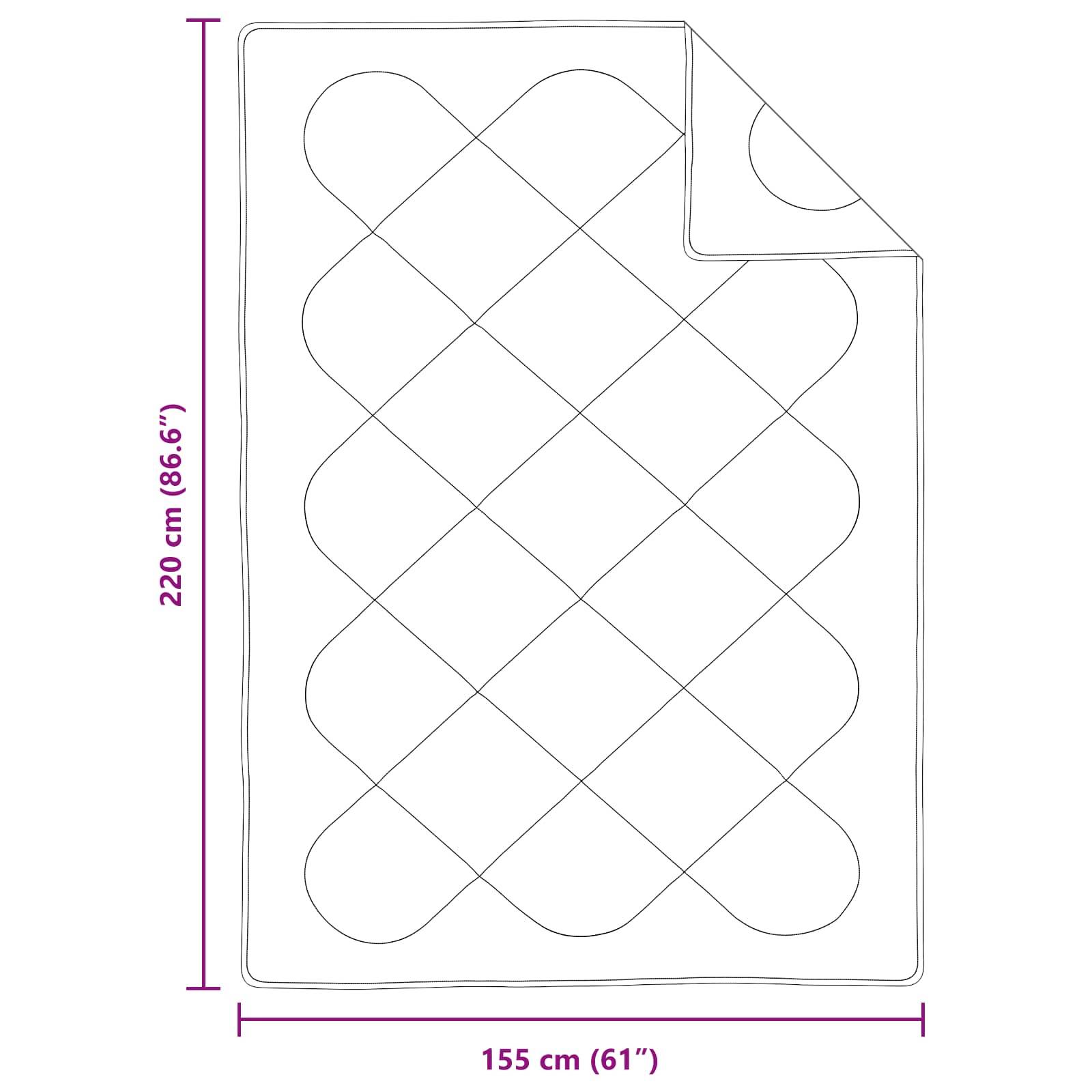 Diagramm einer rechteckigen Steppdecke, 220 cm x 155 cm, mit einer umgeschlagenen Ecke, die ein Rautenmuster zeigt. Maße in Lila geschrieben.