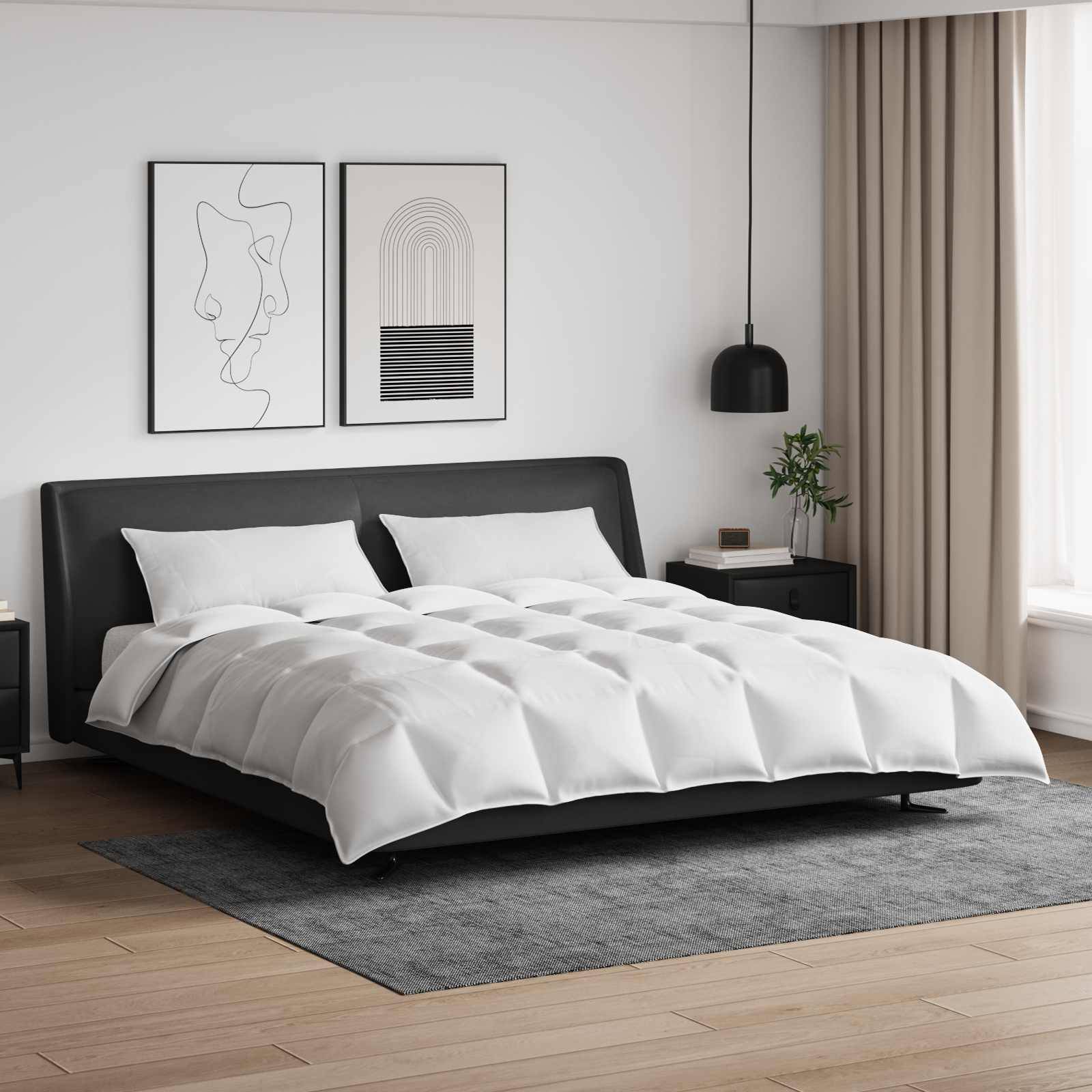 Modernes Schlafzimmer mit einem großen Bett, das mit einer weißen Bettdecke ausgestattet ist und von zwei Tischen flankiert wird. Minimalistische Kunst und eine Pendelleuchte schmücken den Raum.