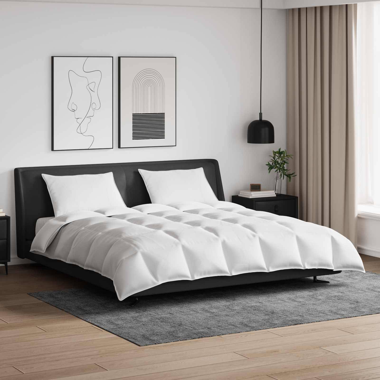 Ein modernes Schlafzimmer mit einem großen Bett, das eine weiße Bettdecke, einen grauen Kopfteil und eine schwarze Pendelleuchte aufweist. Minimalistische Kunst hängt über dem Bett.