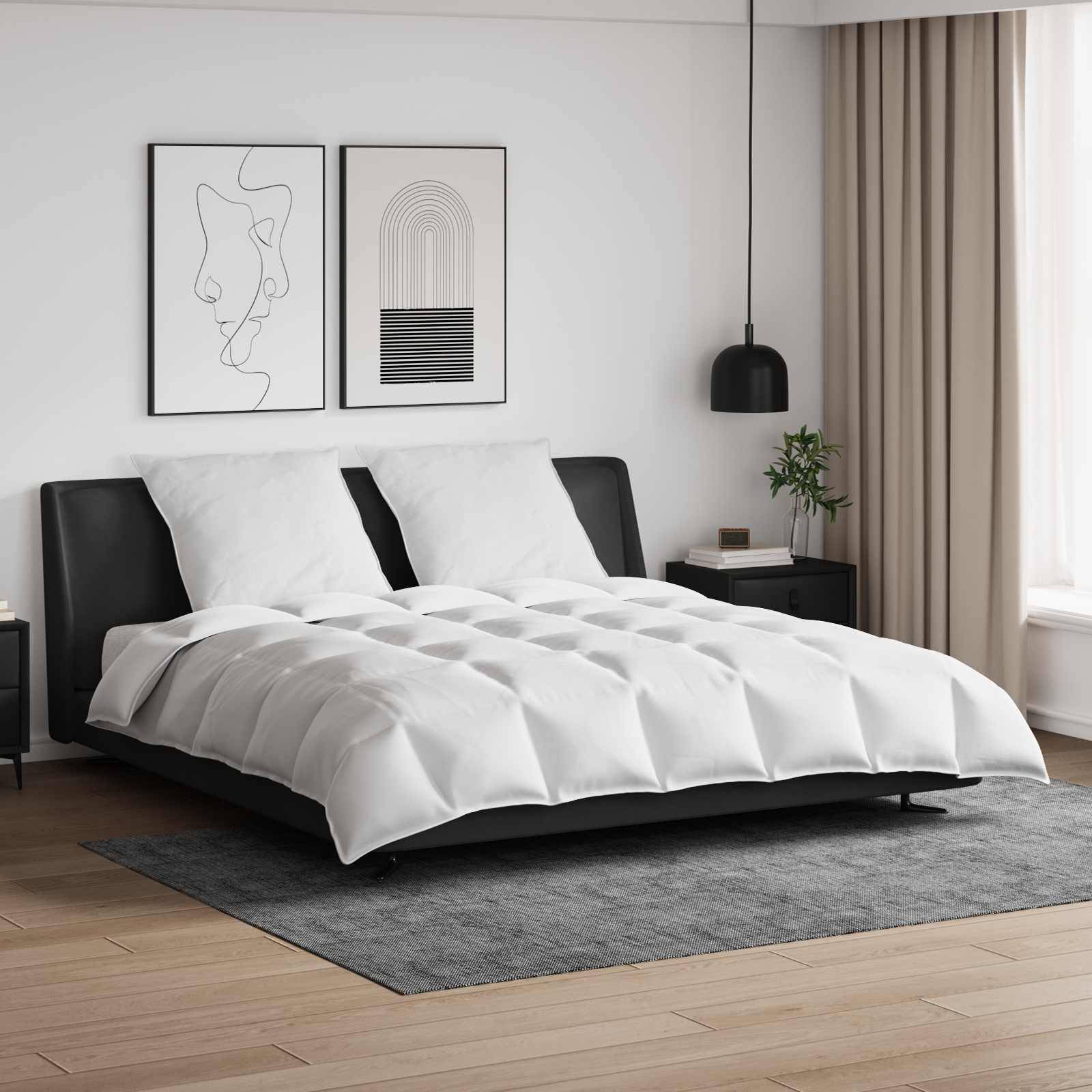 Ein sauber gemachtes Bett mit weißer Bettwäsche steht im Zentrum eines modernen Schlafzimmers. Zwei abstrakte Kunstwerke hängen über dem Bett, und eine schwarze Pendellampe befindet sich rechts.