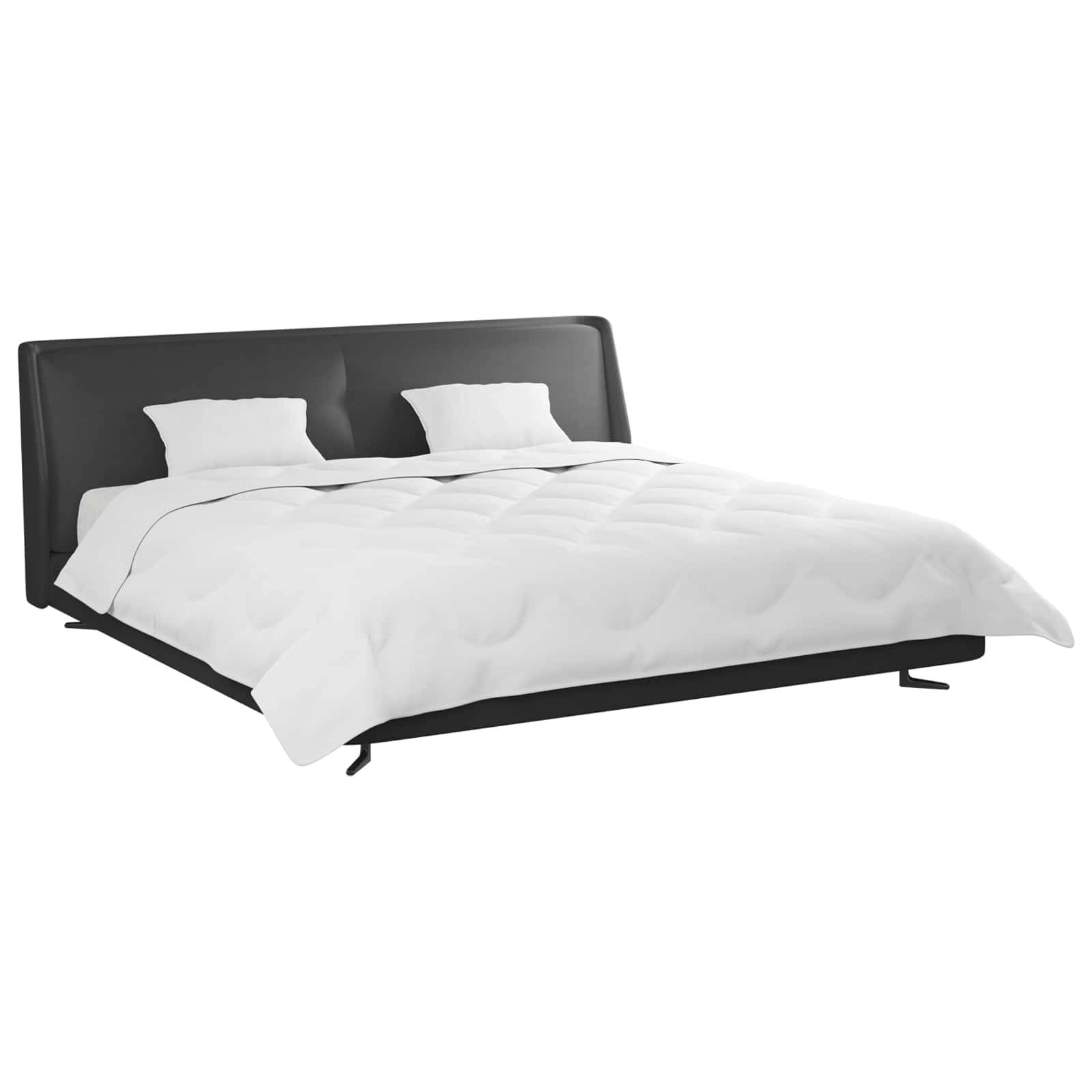 Ein modernes schwarzes Plattformbett mit gepolstertem Kopfteil, weißer Bettdecke und zwei passenden Kissen, das ein schlankes und minimalistisches Design präsentiert.