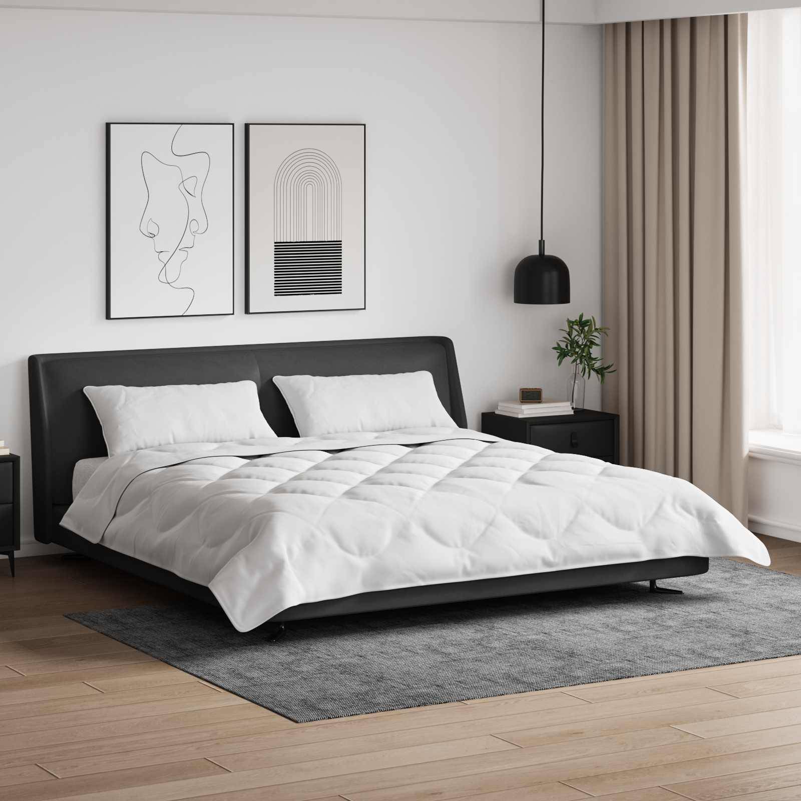 Ein modernes Schlafzimmer mit einem ordentlich gemachten Bett mit weißer Bettwäsche, zwei Nachttischen, einer hängenden Lampe, abstrakten Kunstwerken und einem großen Fenster.