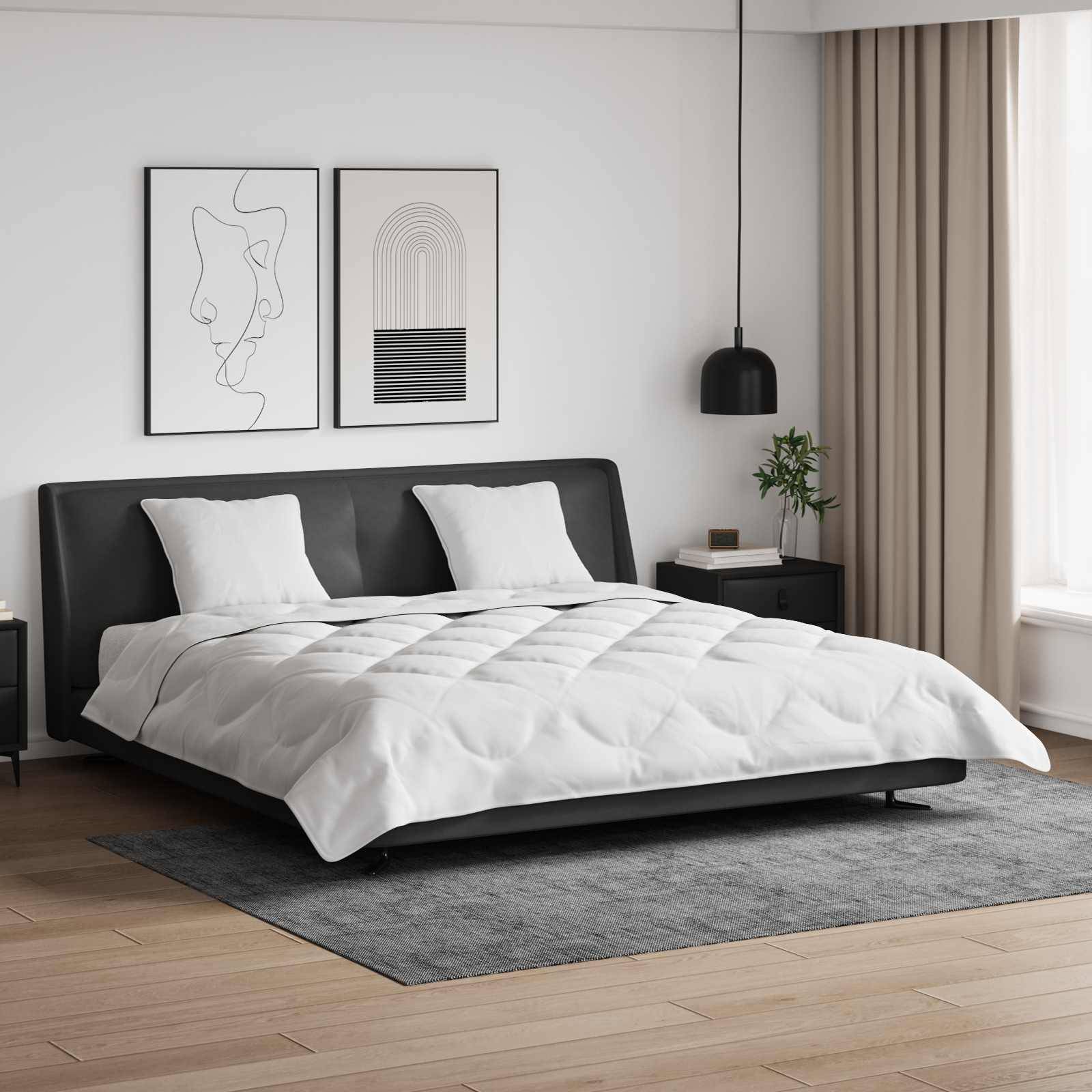 Ein modernes Schlafzimmer mit einem Queensize-Bett, weißer Bettdecke, schwarzem Kopfteil und zwei gerahmten abstrakten Kunstwerken darüber. Gemütliche und minimalistische Einrichtung.