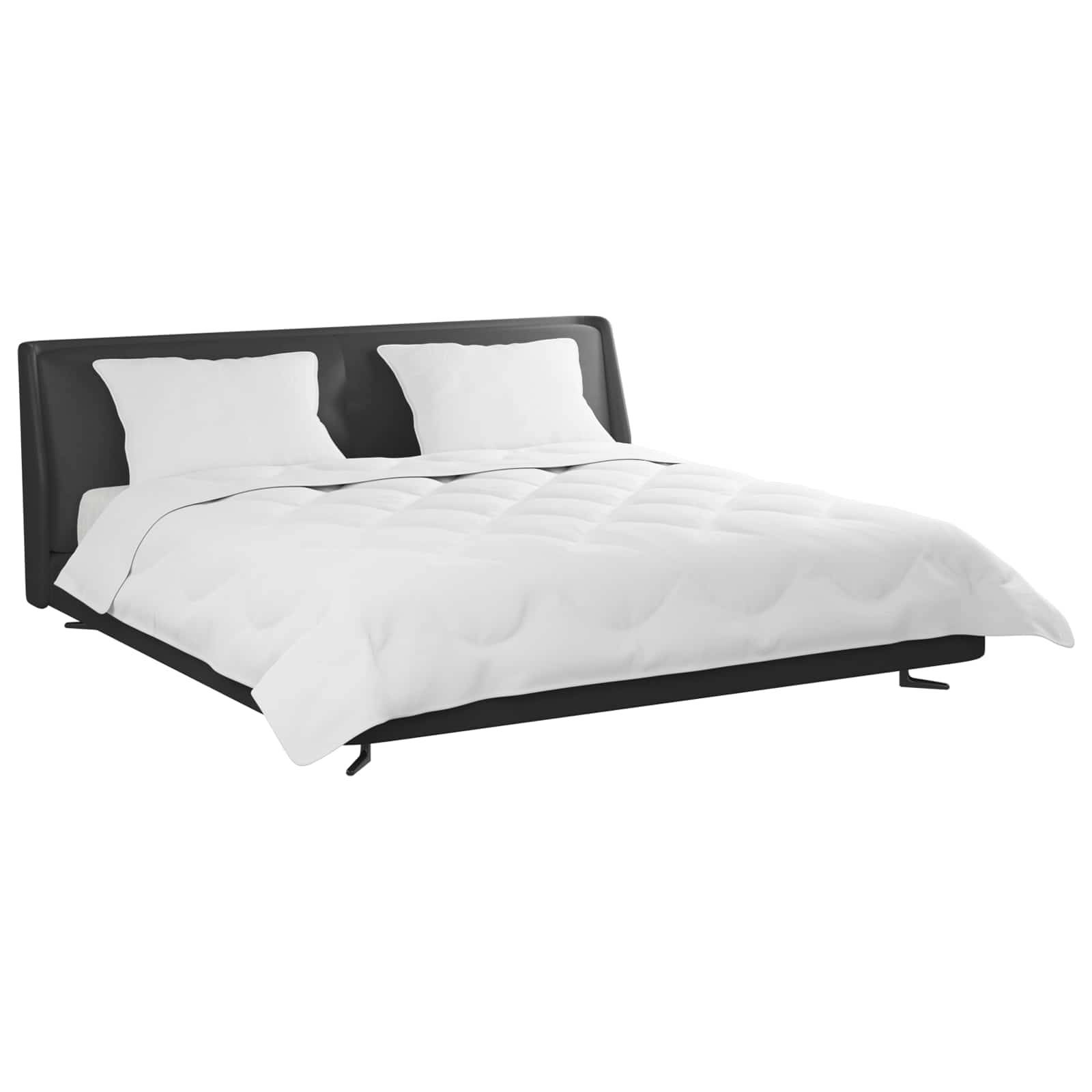 Ein modernes Bett mit einem schwarzen gepolsterten Rahmen und weißer Bettwäsche, einschließlich zwei Kissen und einer gesteppten Bettdecke, in minimalistischem Stil betrachtet.