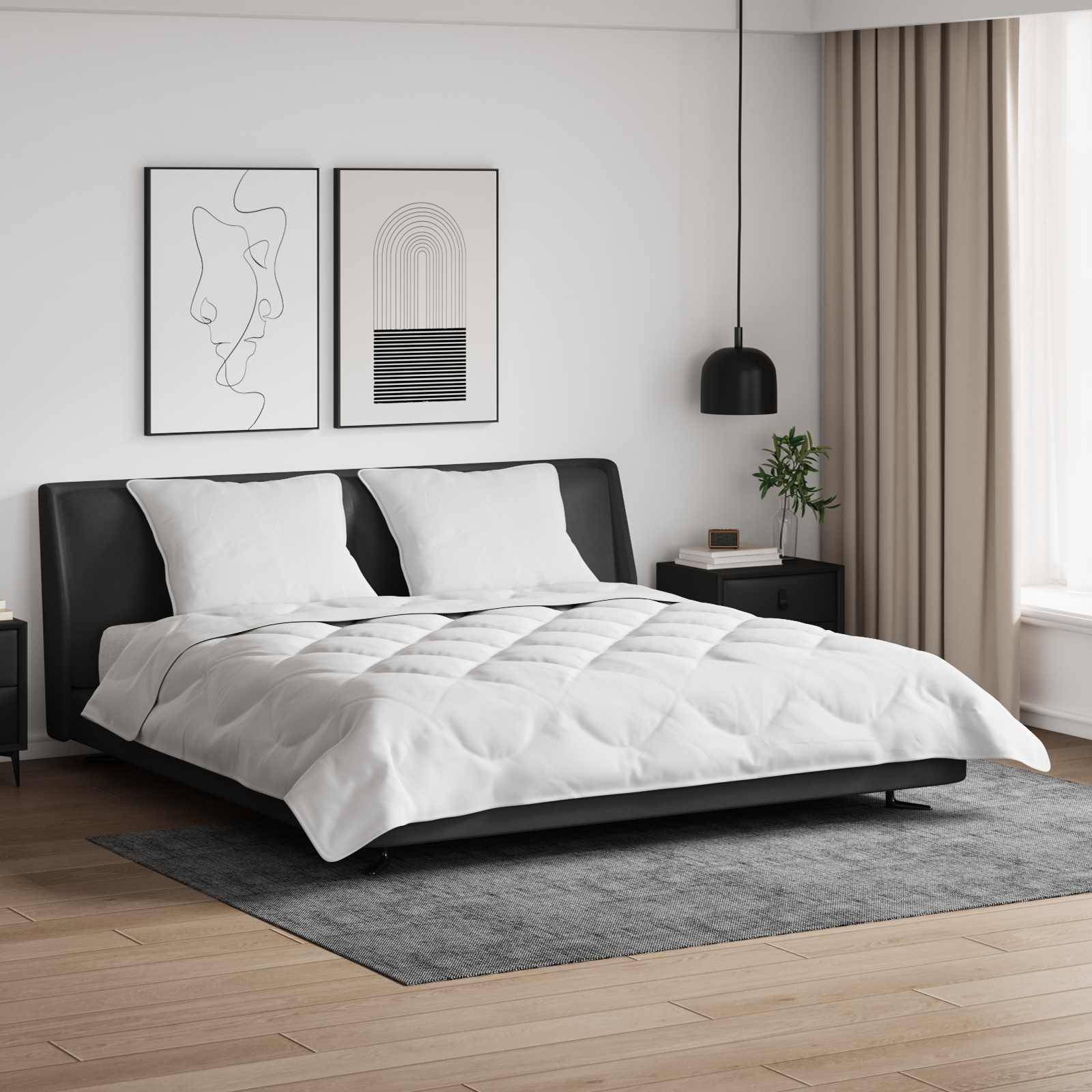 Ein modernes Schlafzimmer mit einem Doppelbett, das mit weißer Bettwäsche, zwei Kissen und einem schwarzen Kopfteil ausgestattet ist. Minimalistische Dekoration umfasst eine Pendelleuchte, eine kleine Pflanze und abstrakte Wandkunst.