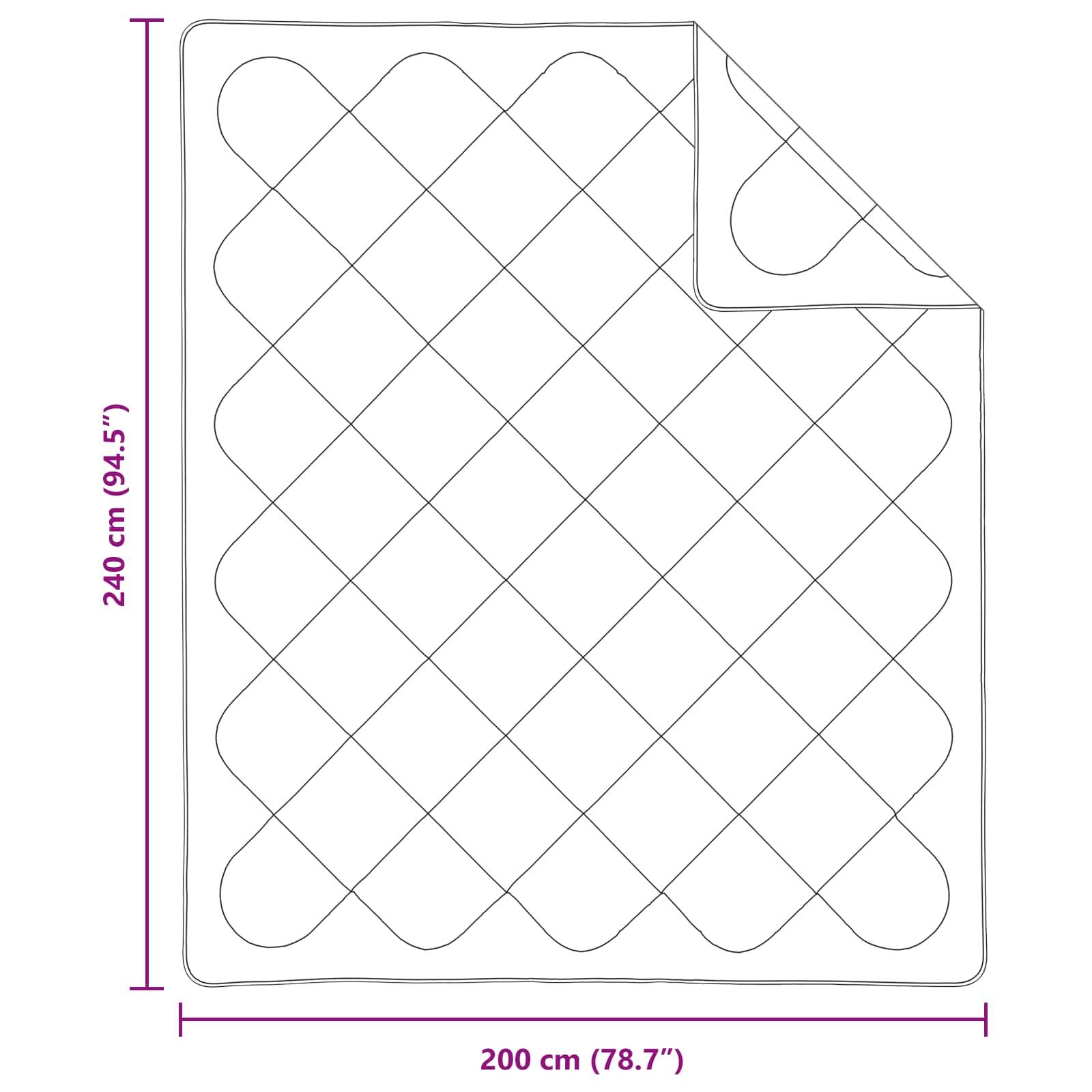 Eine Skizze, die eine Steppdecke mit Gittermuster zeigt, mit markierten Abmessungen von 200 cm (78,7 Zoll) Breite und 240 cm (94,5 Zoll) Länge, mit einer umgeschlagenen Ecke.