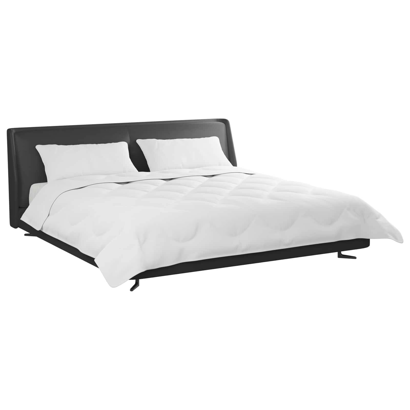 Ein schlankes Bett mit schwarzem Rahmen und gepolstertem Kopfteil, bezogen mit einer weißen Steppdecke und zwei weißen Kissen.