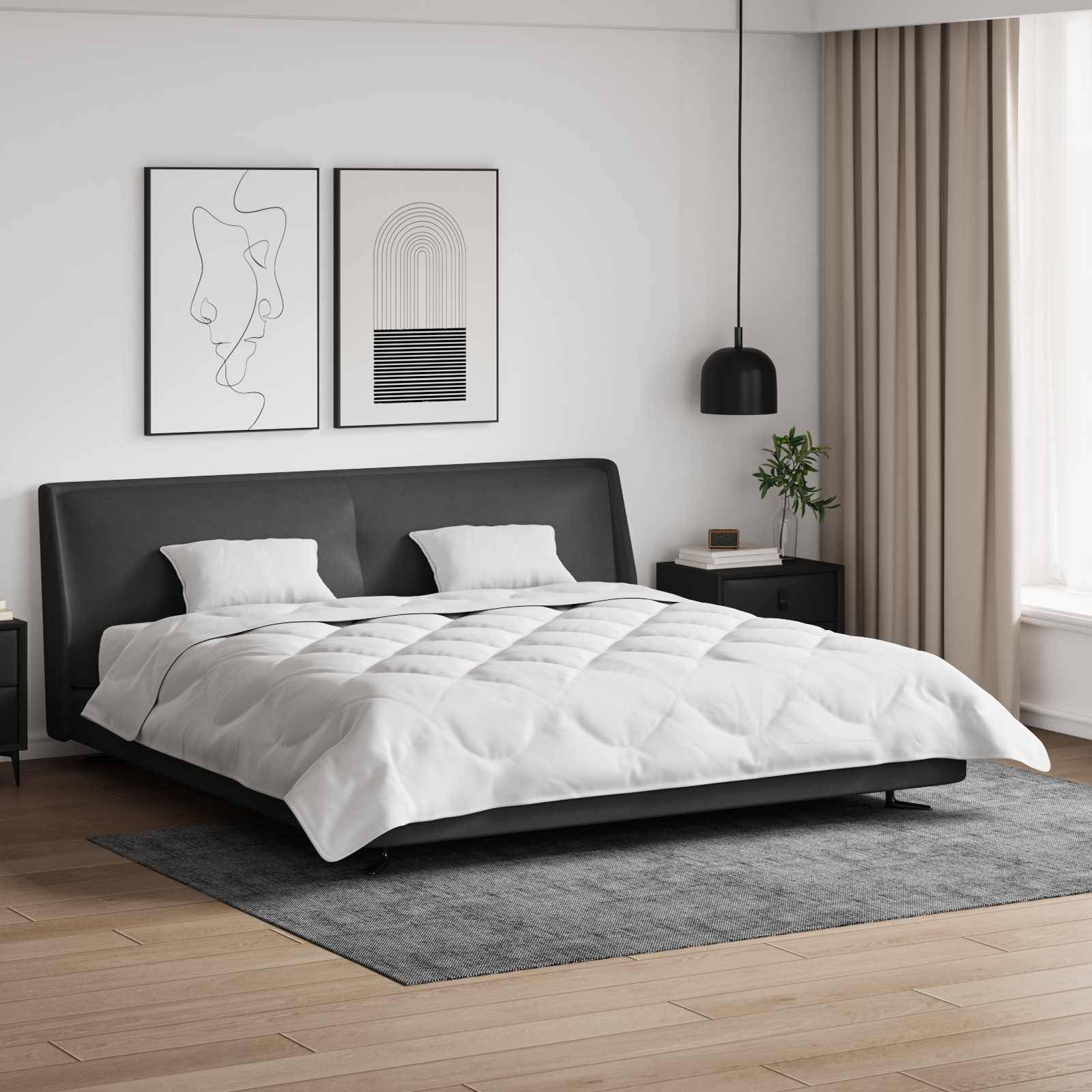 Modernes Schlafzimmerinterieur mit einem großen Bett, weißer Bettwäsche, zwei Wandkunstwerken, Nachttischen mit Lampen und einem Fenster mit natürlichem Licht.