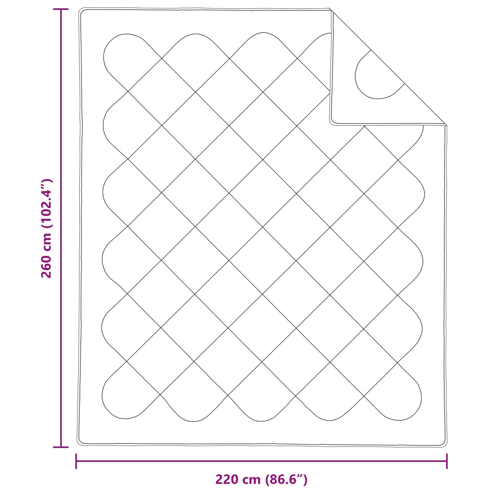 Eine quadratische Decke mit einem Maß von 260 cm x 220 cm, die mit einer umgeschlagenen Ecke präsentiert wird und dabei ein Rautenmuster über ihre gesamte Oberfläche zeigt.