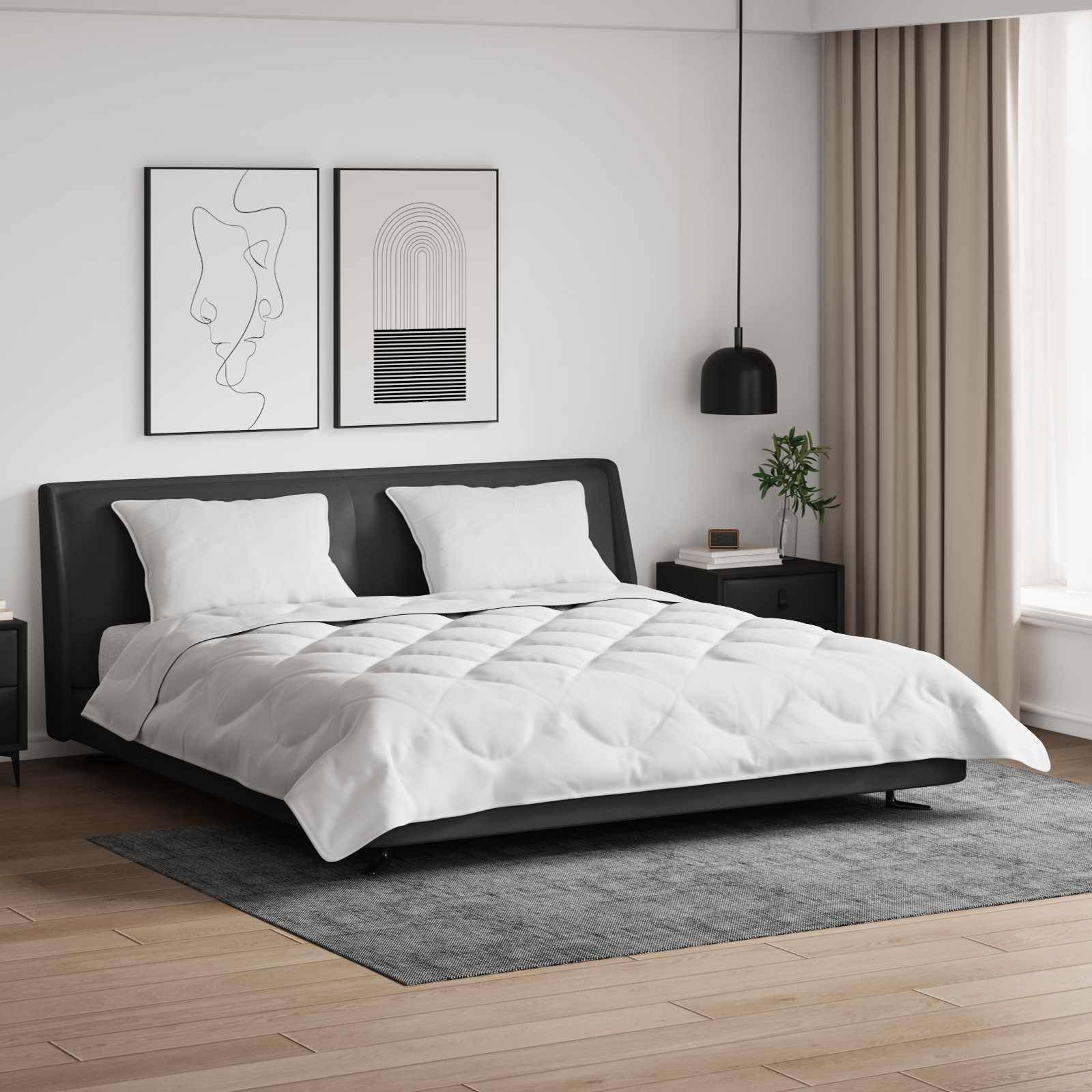 Ein modernes Schlafzimmer mit einem großen Bett, weißer Bettwäsche, abstrakter Wandkunst, einer hängenden Lampe und einer kleinen Pflanze auf einem Nachttisch neben einem Fenster.