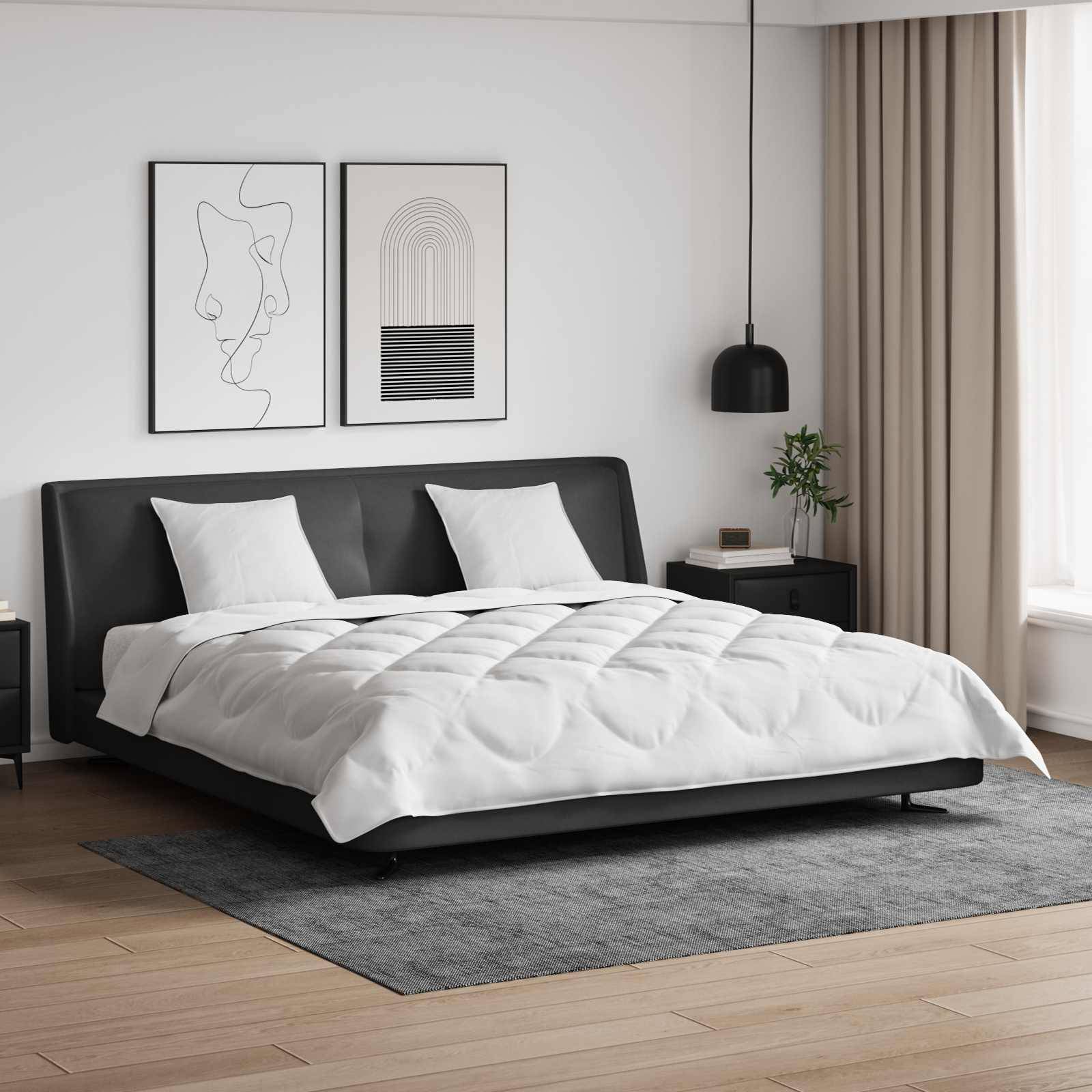 Ein modernes Schlafzimmer mit einem eleganten schwarzen Bettgestell, weißer Bettwäsche und Kissen. Minimalistische Kunstwerke hängen darüber. Eine Pendelleuchte und eine kleine Pflanze stehen neben dem Bett.