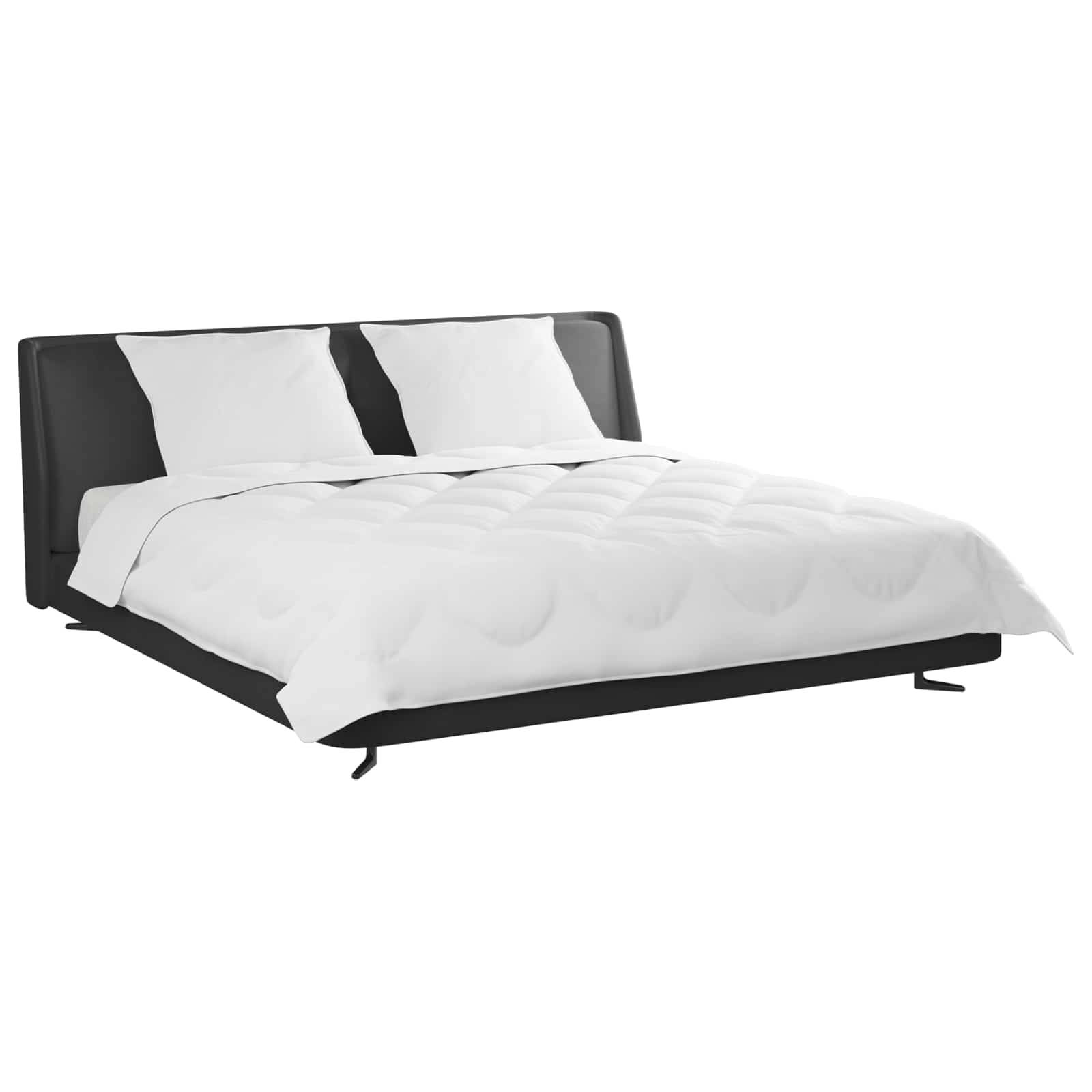 Ein modernes schwarzes Plattformbett mit einer weißen Bettdecke und zwei weißen Kissen obenauf. Das Bett hat ein niedriges Design mit einem gepolsterten Kopfteil.