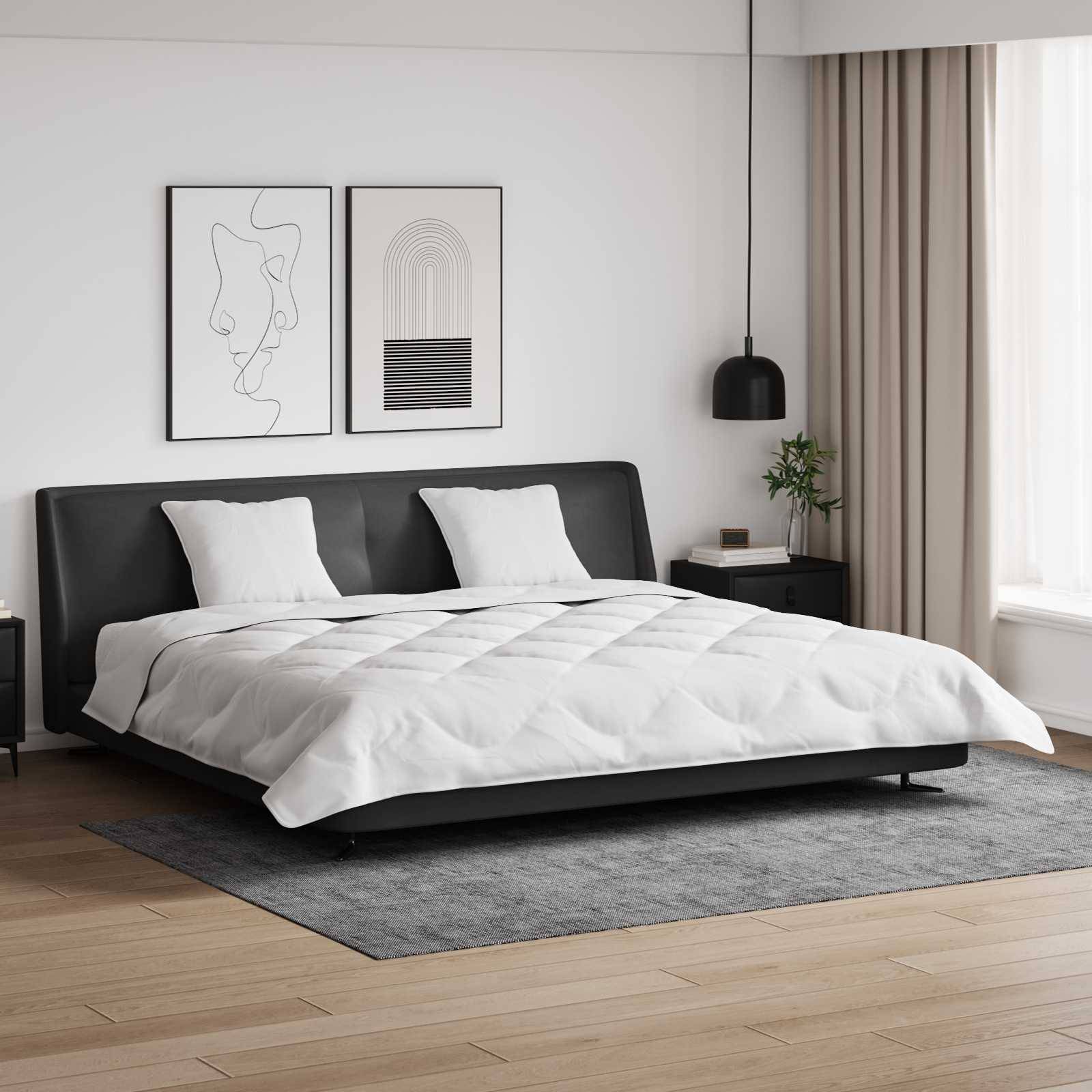 Ein modernes Schlafzimmer mit einem schlanken schwarzen Bett, weißer Bettwäsche, abstrakter Wandkunst, einer Pendelleuchte und einem großen Fenster, das einen minimalistischen Look kreiert.