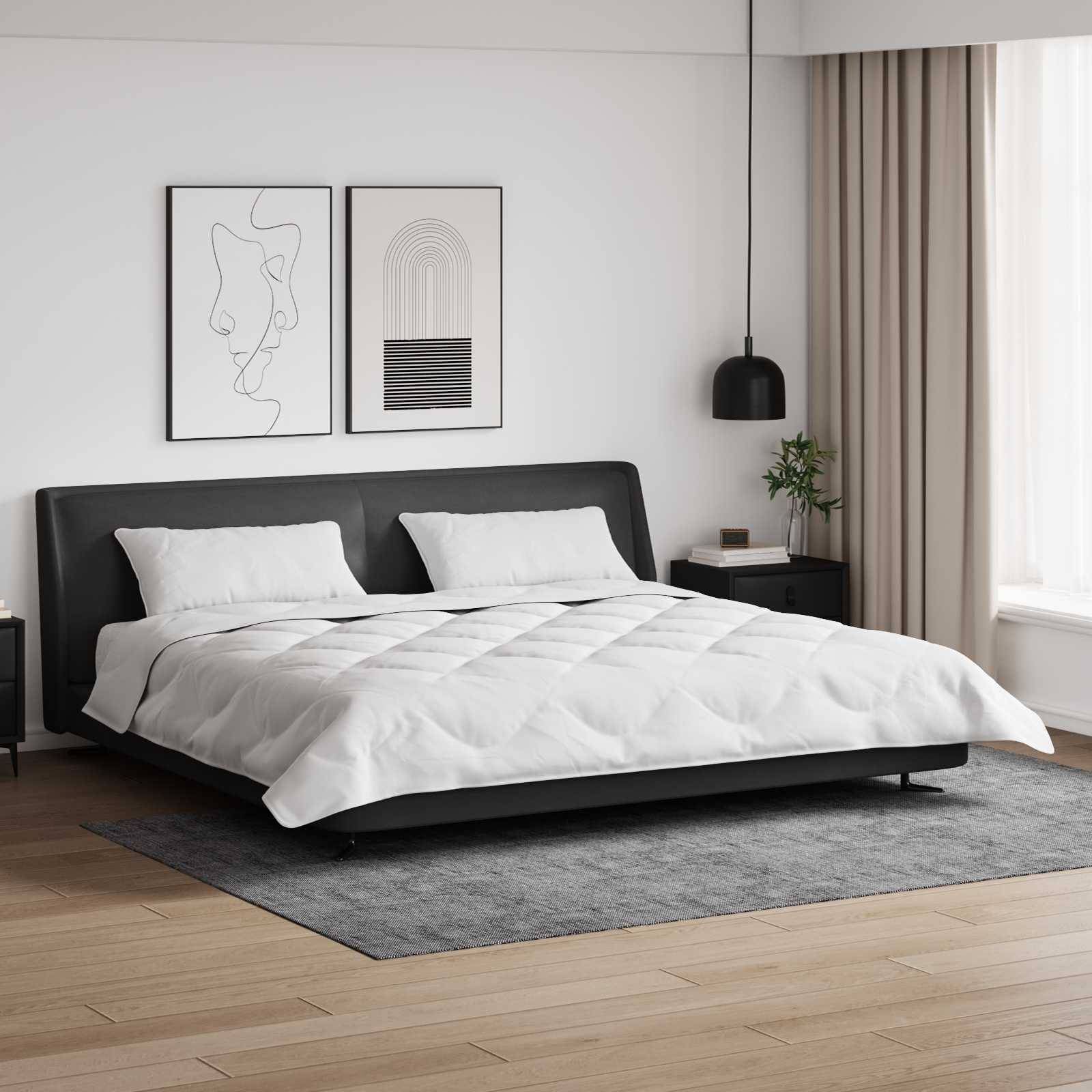 Modernes Schlafzimmer mit einem schwarzen Plattformbett, weißer Bettwäsche, abstrakter Kunst an der Wand und einem großen Fenster. Minimalistische Einrichtung mit neutralen Tönen.