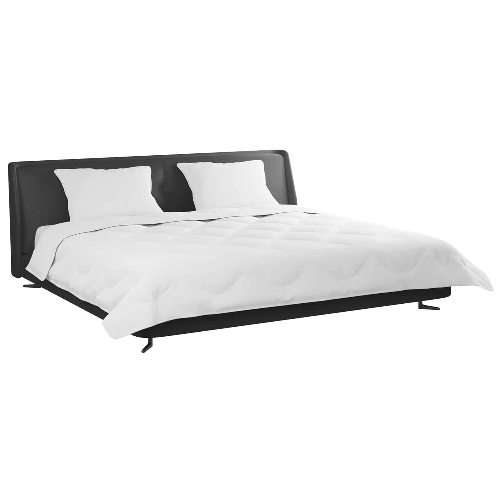Ein modernes schwarzes Plattformbett mit einer weißen Steppdecke und zwei weißen Kissen, vor einem einfarbigen weißen Hintergrund.