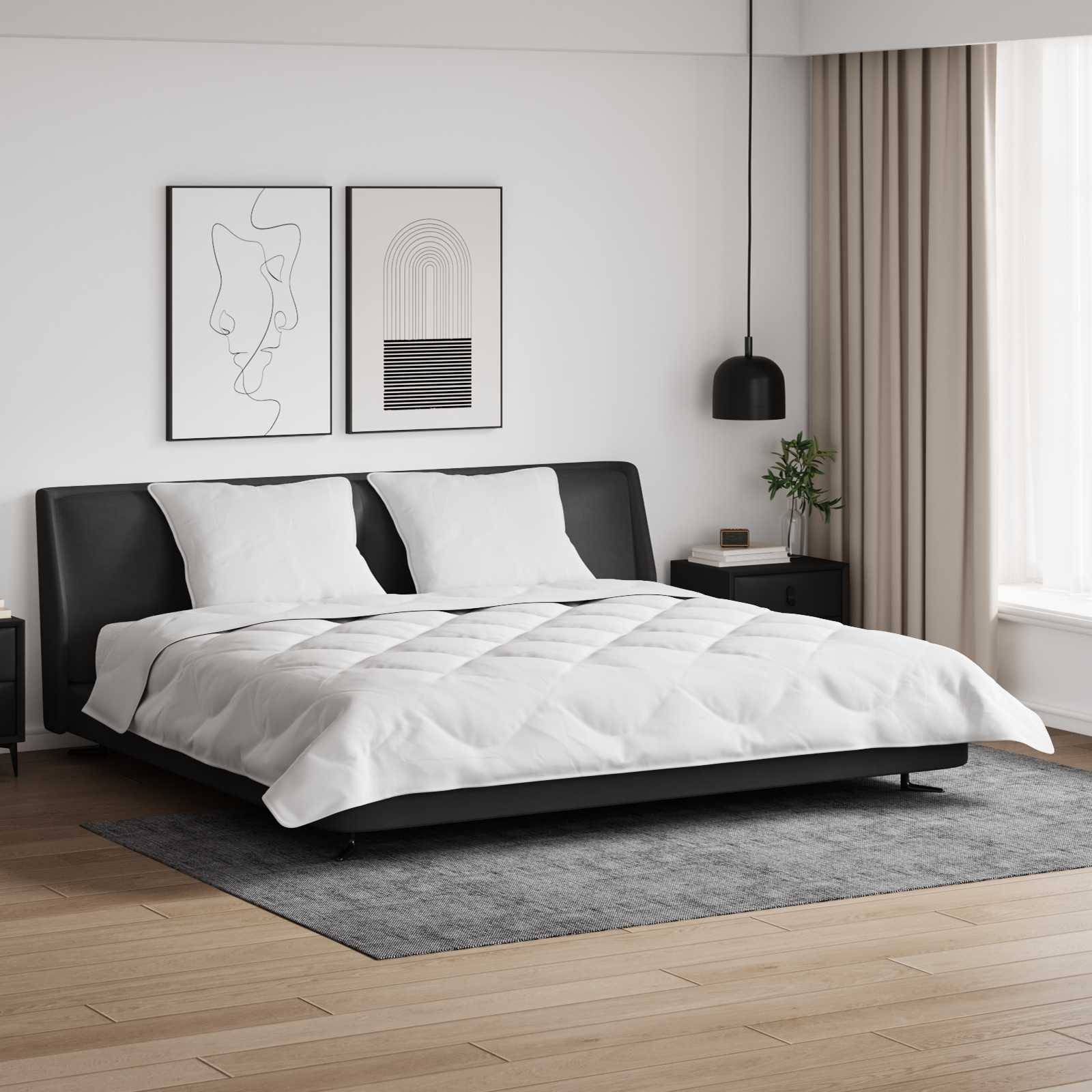 Ein modernes Schlafzimmer mit einem schwarzen Bettgestell und weißer Bettwäsche. Zwei abstrakte Kunstwerke hängen darüber, und eine Pendelleuchte hängt neben einer Topfpflanze.