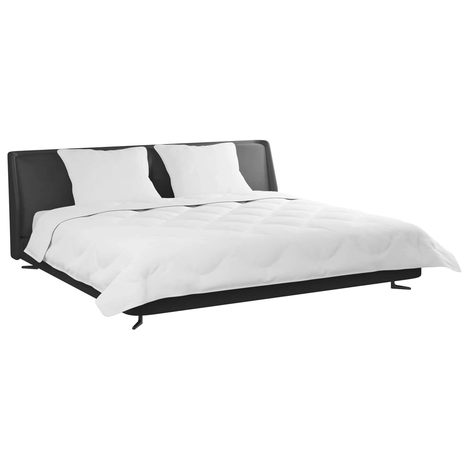 Ein schwarzes, modernes Plattformbett mit niedriger Höhe, ausgestattet mit einer weißen gesteppten Bettdecke und zwei prallen weißen Kissen.