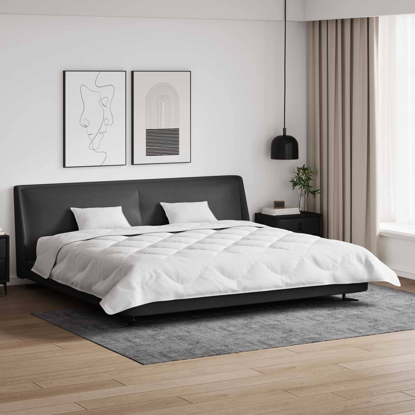 Ein modernes Schlafzimmer mit minimalistischem Design, ausgestattet mit einem großen Bett mit weißer Bettwäsche, zwei abstrakten Kunstwerken an der Wand und einer Pendelleuchte.