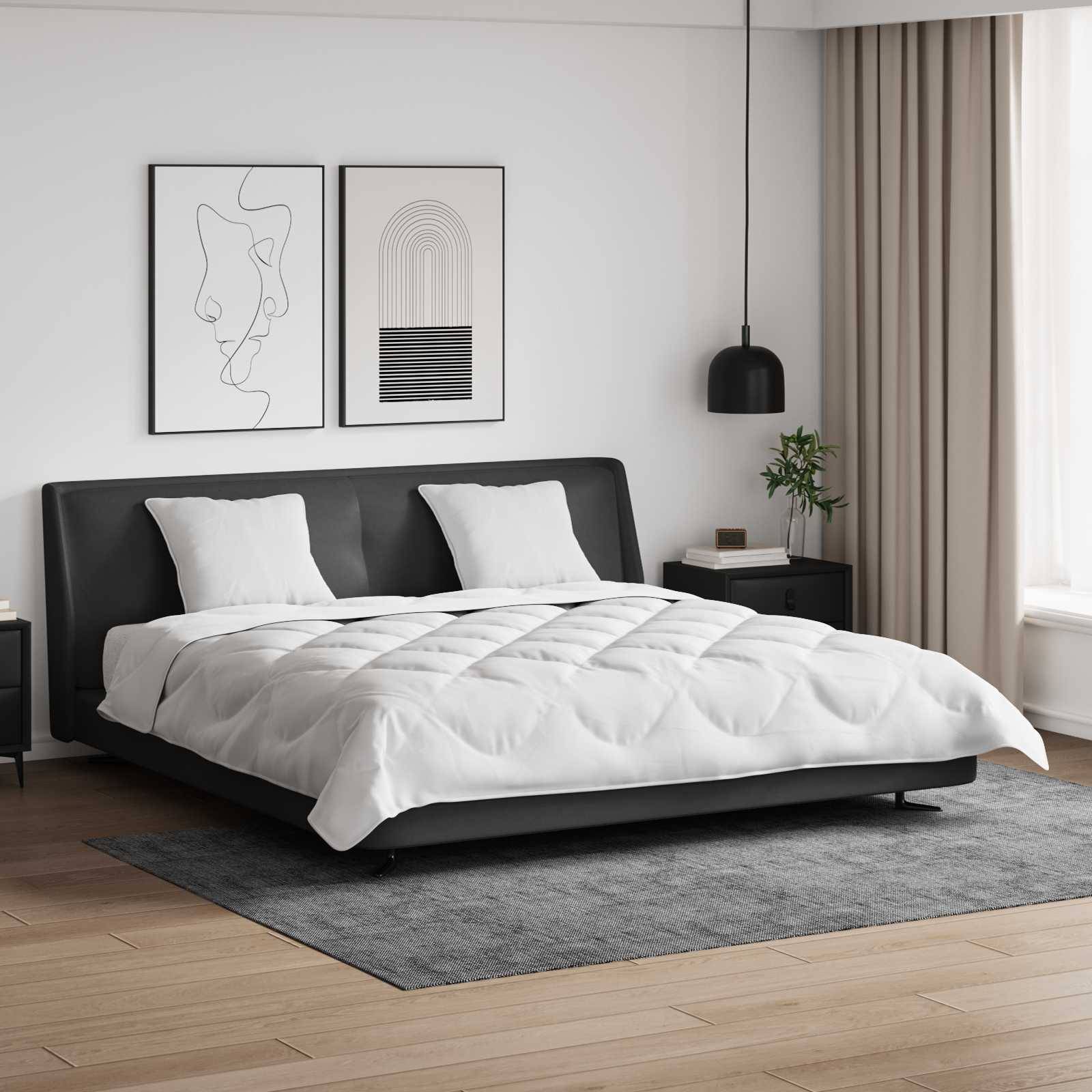 Ein modernes Schlafzimmer mit einem weißen Bett, schwarzem Kopfteil, zwei abstrakten Kunstwerken an der Wand, einer hängenden Lampe und Nachttischen auf einem grauen Teppich.