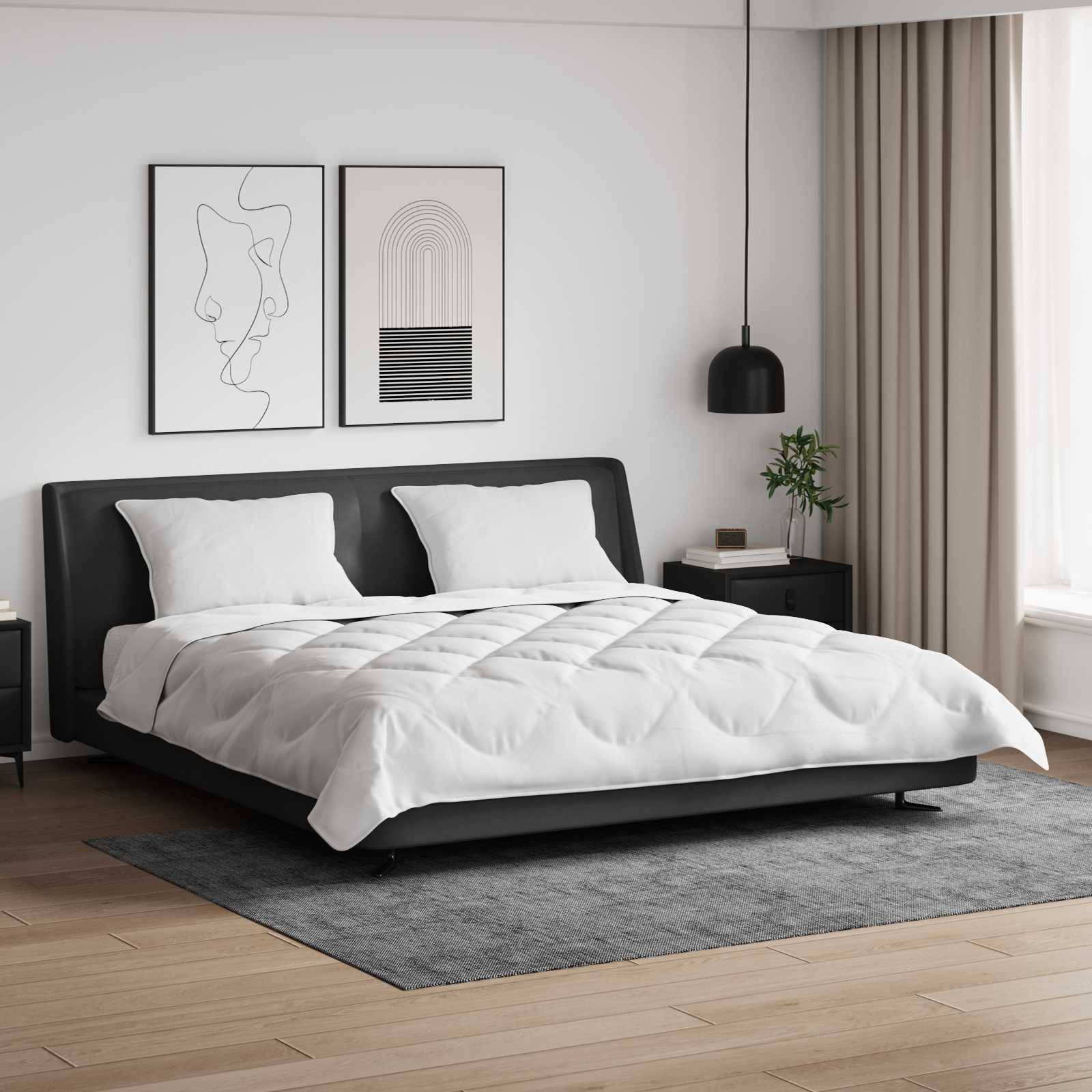 Ein modernes Schlafzimmer zeigt ein schwarzes Bett mit weißer Bettwäsche, gerahmter abstrakter Kunst darüber und einer Pendelleuchte, die über einer kleinen Pflanze auf einem Nachttisch hängt.