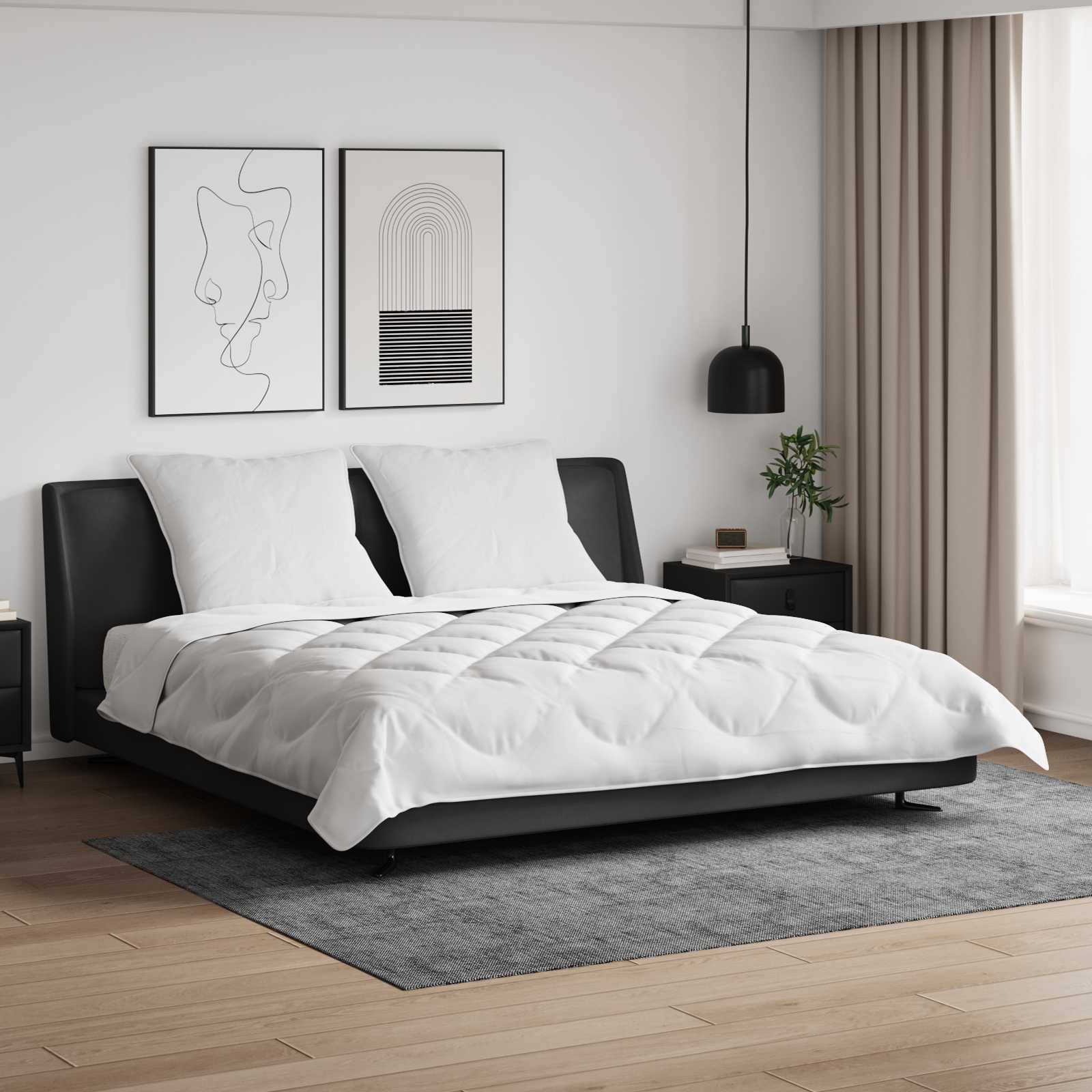Ein modernes Schlafzimmer mit einem ordentlich gemachten Bett, das weiße Bettwäsche und zwei Kissen aufweist, flankiert von zwei schwarzen Nachttischen mit Lampen und abstrakter Wandkunst darüber.