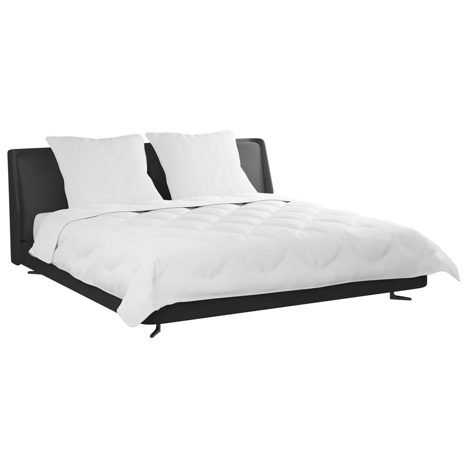 Ein modernes schwarzes Plattformbett mit einer weißen Bettdecke und zwei weißen Kissen, das ein einfaches und schlankes Design präsentiert.