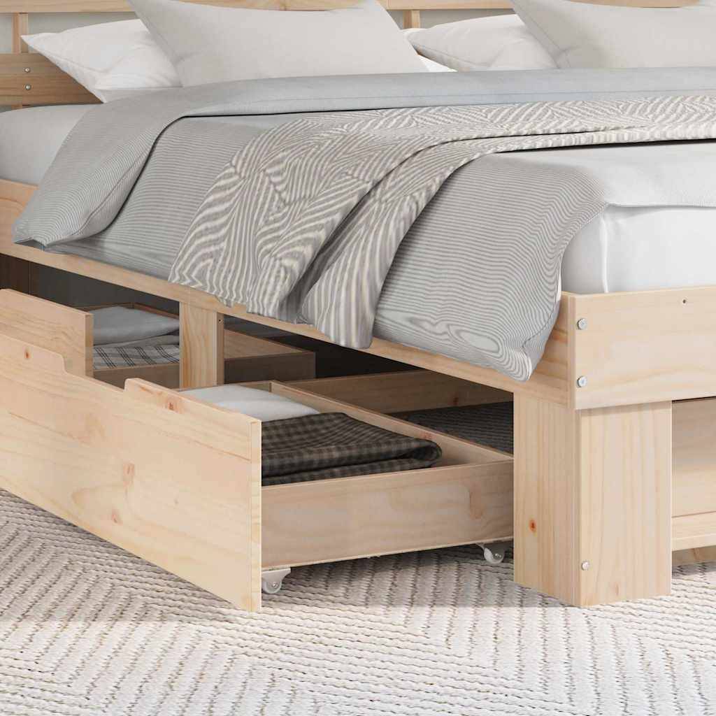 Holzbettrahmen mit grau gestreifter Bettwäsche und einer hellgrauen Decke. Zwei Aufbewahrungsschubladen darunter enthalten gefaltete Kleidung und eine Decke.